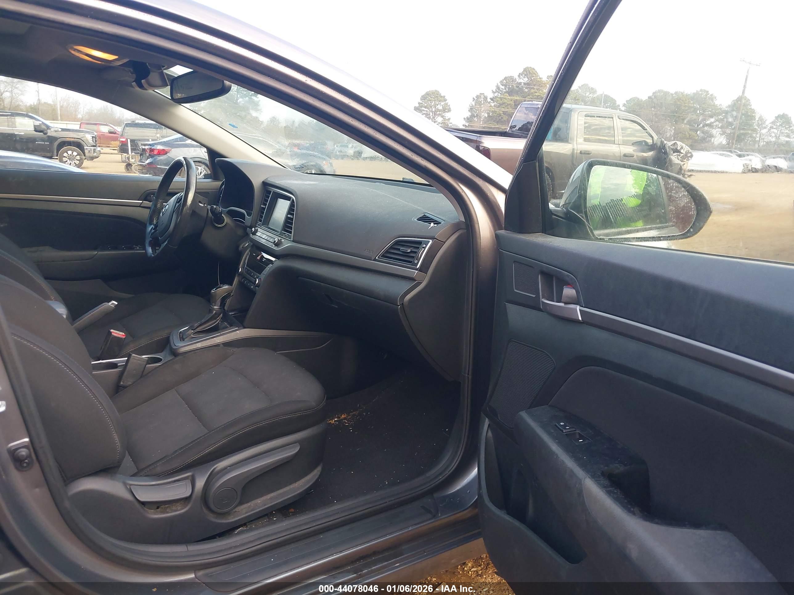 HYUNDAI ELANTRA image 5
