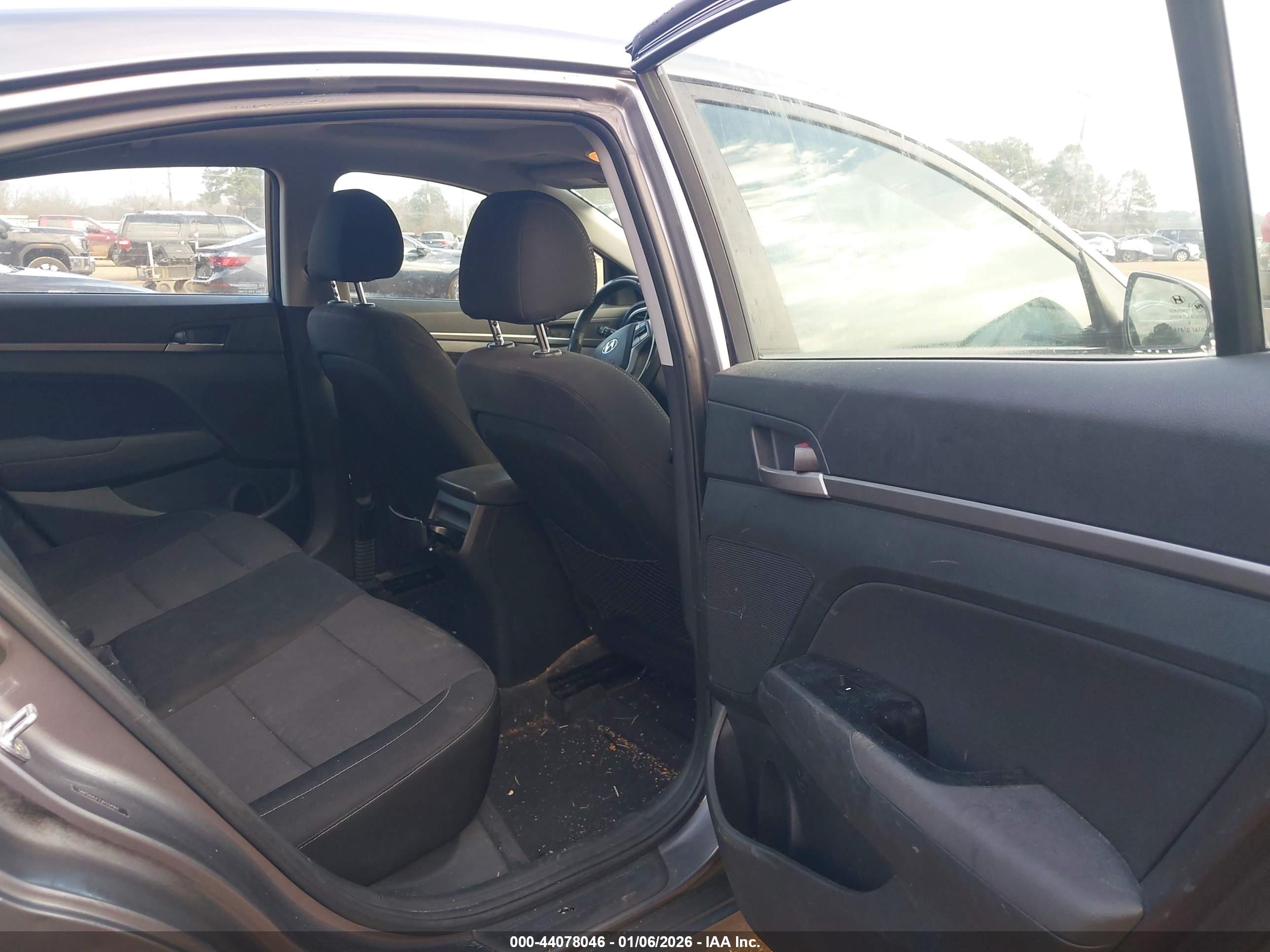 HYUNDAI ELANTRA image 8