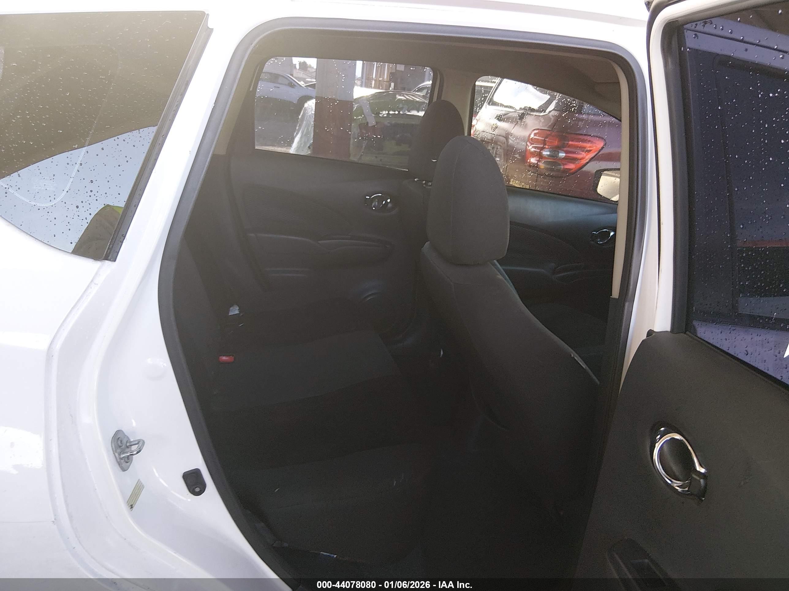 NISSAN VERSA image 8