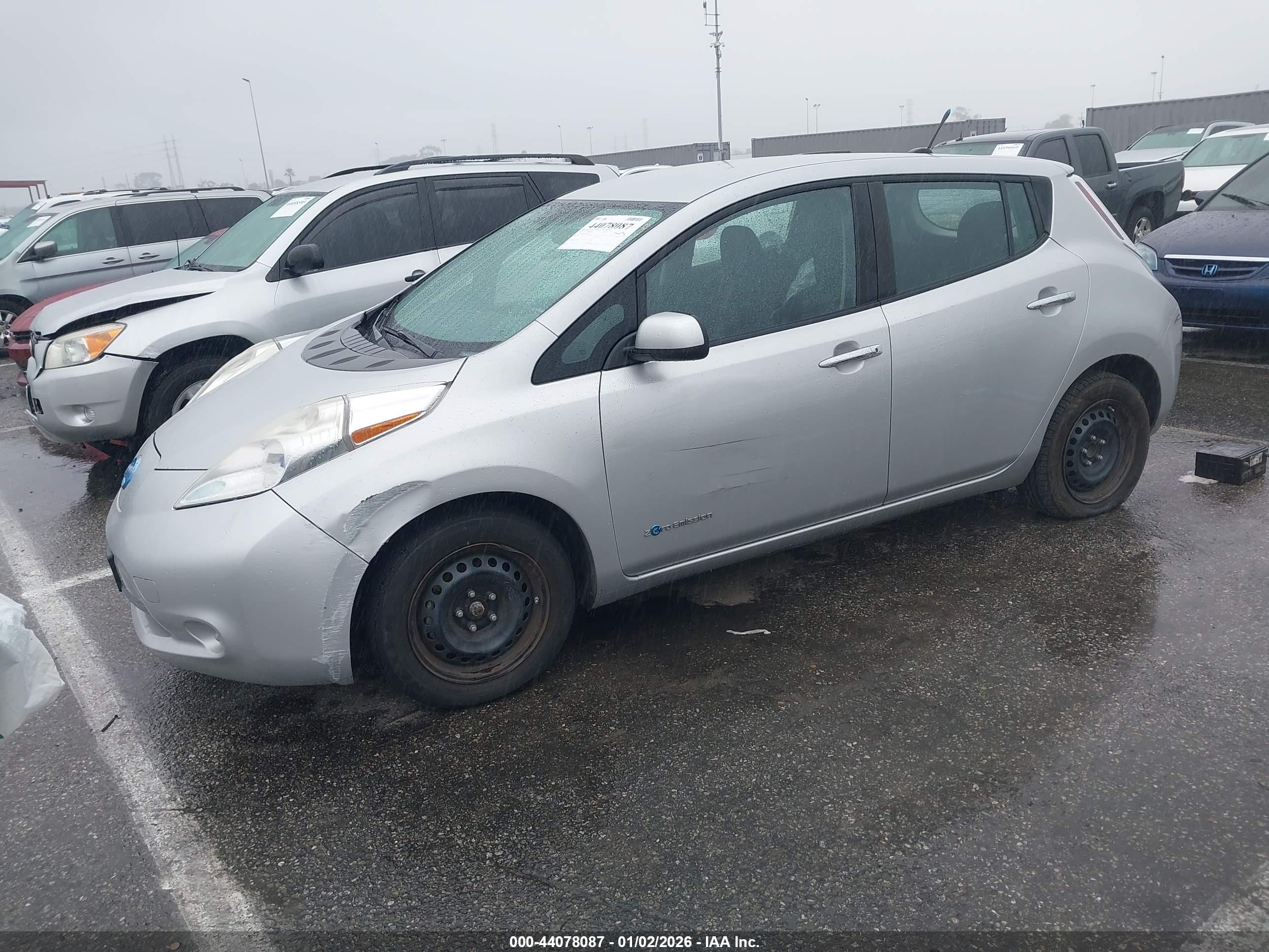 NISSAN LEAF image 2
