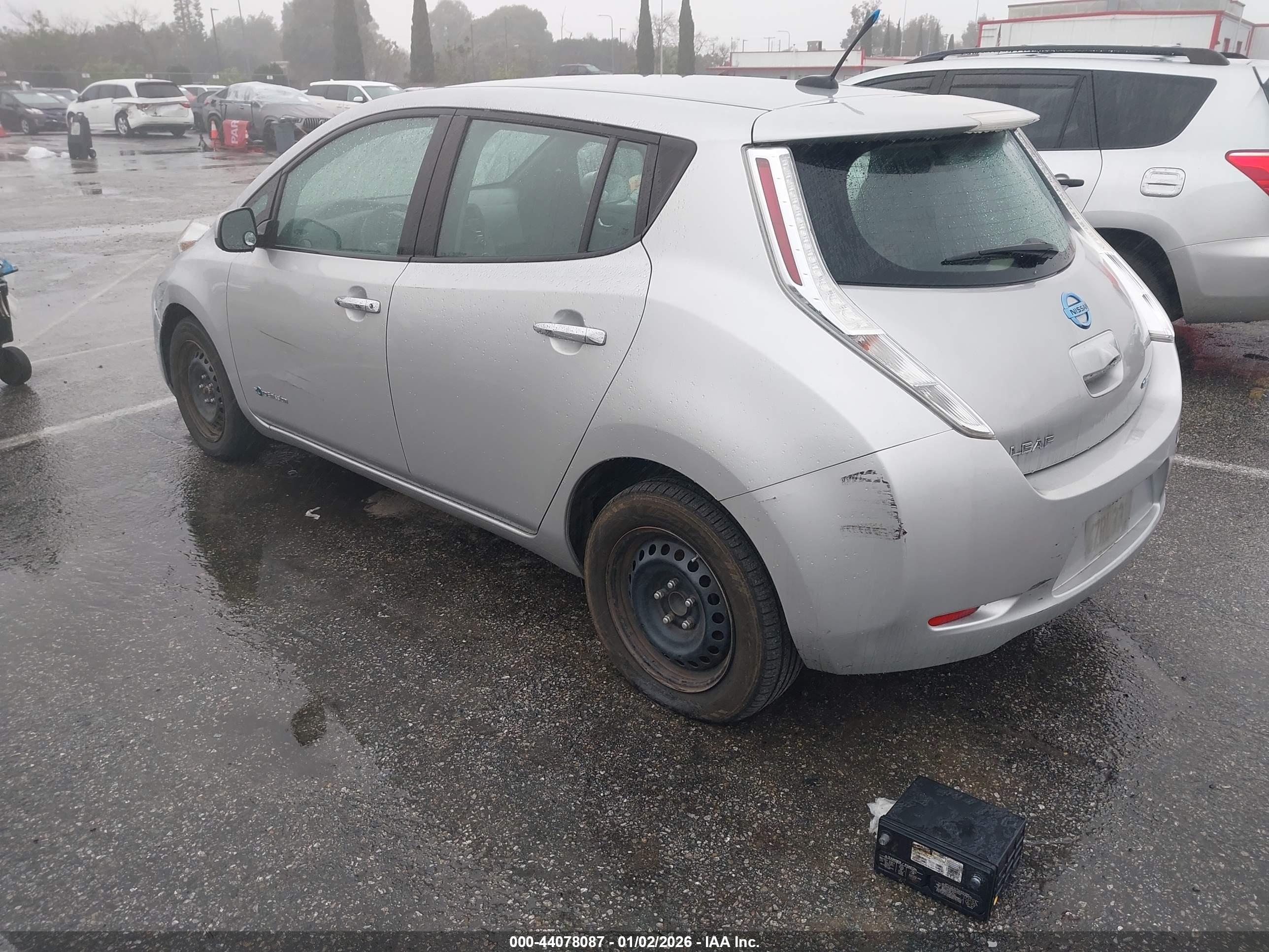 NISSAN LEAF image 3