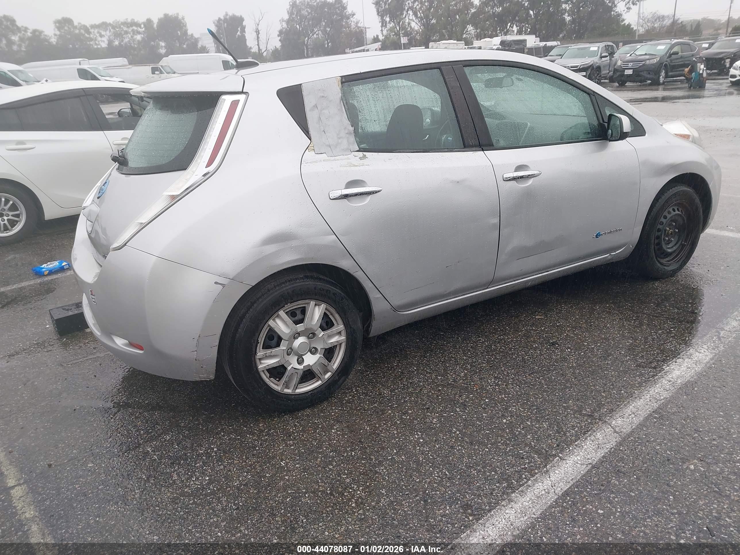 NISSAN LEAF image 4