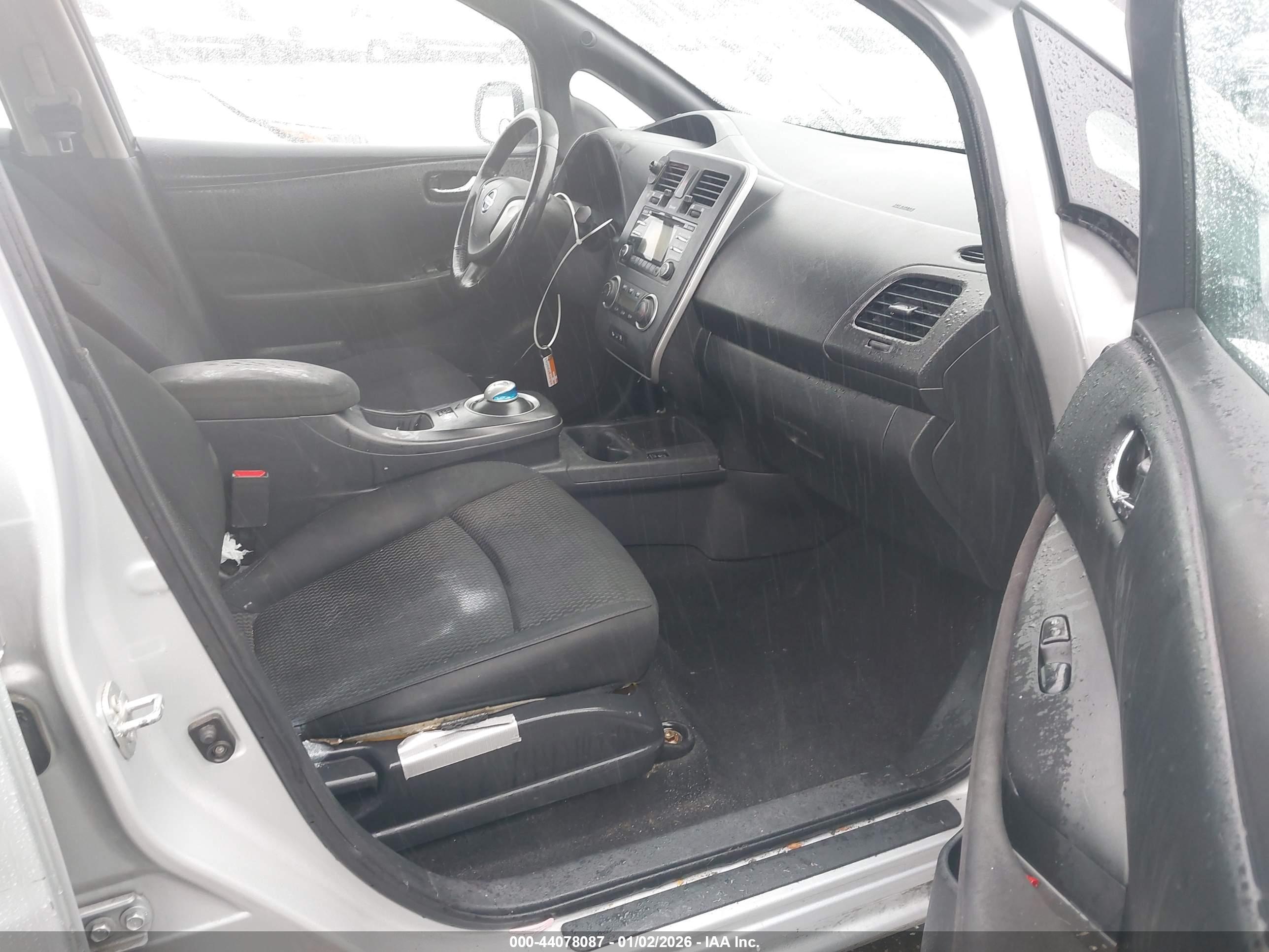 NISSAN LEAF image 5