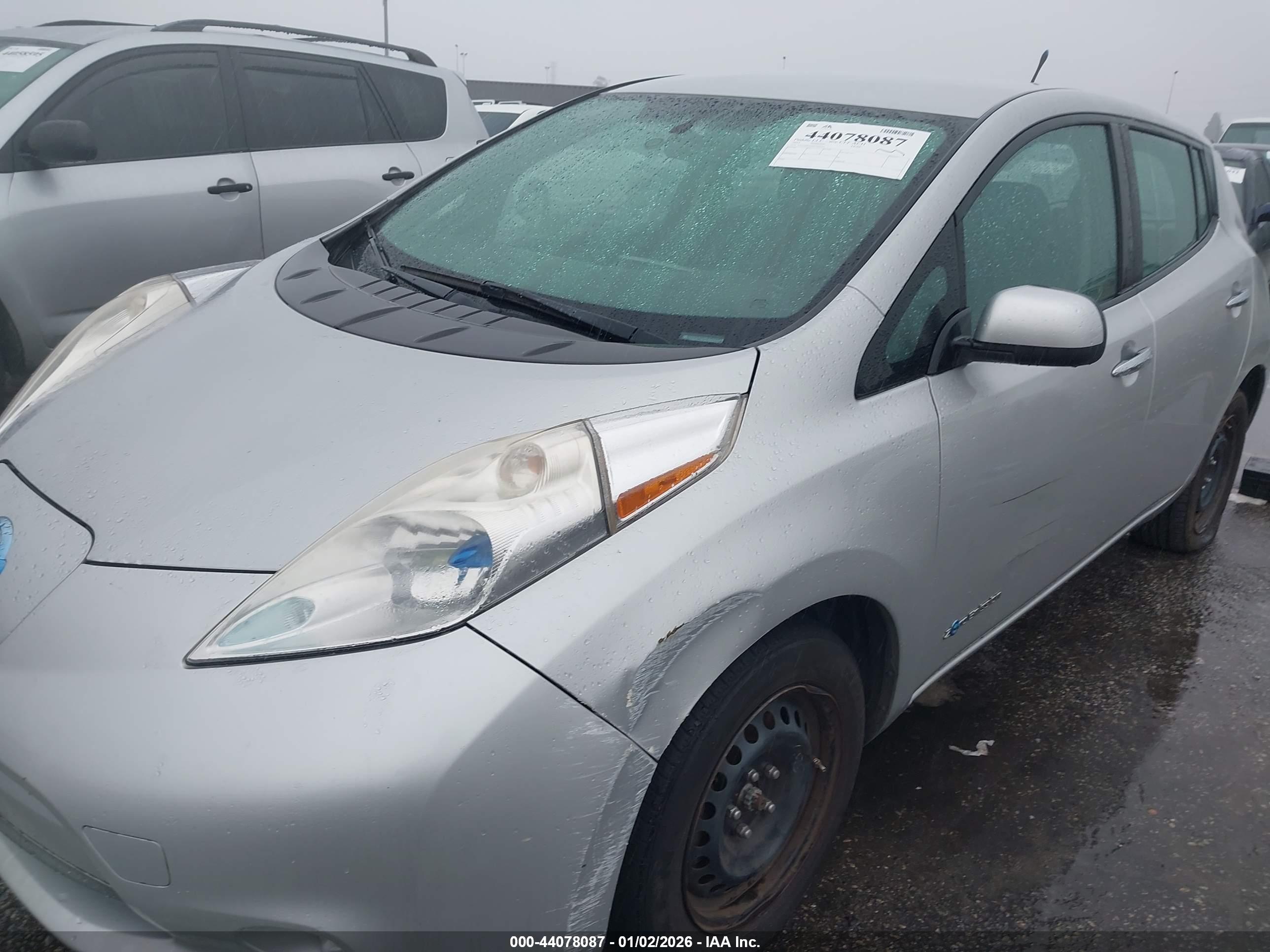 NISSAN LEAF image 6