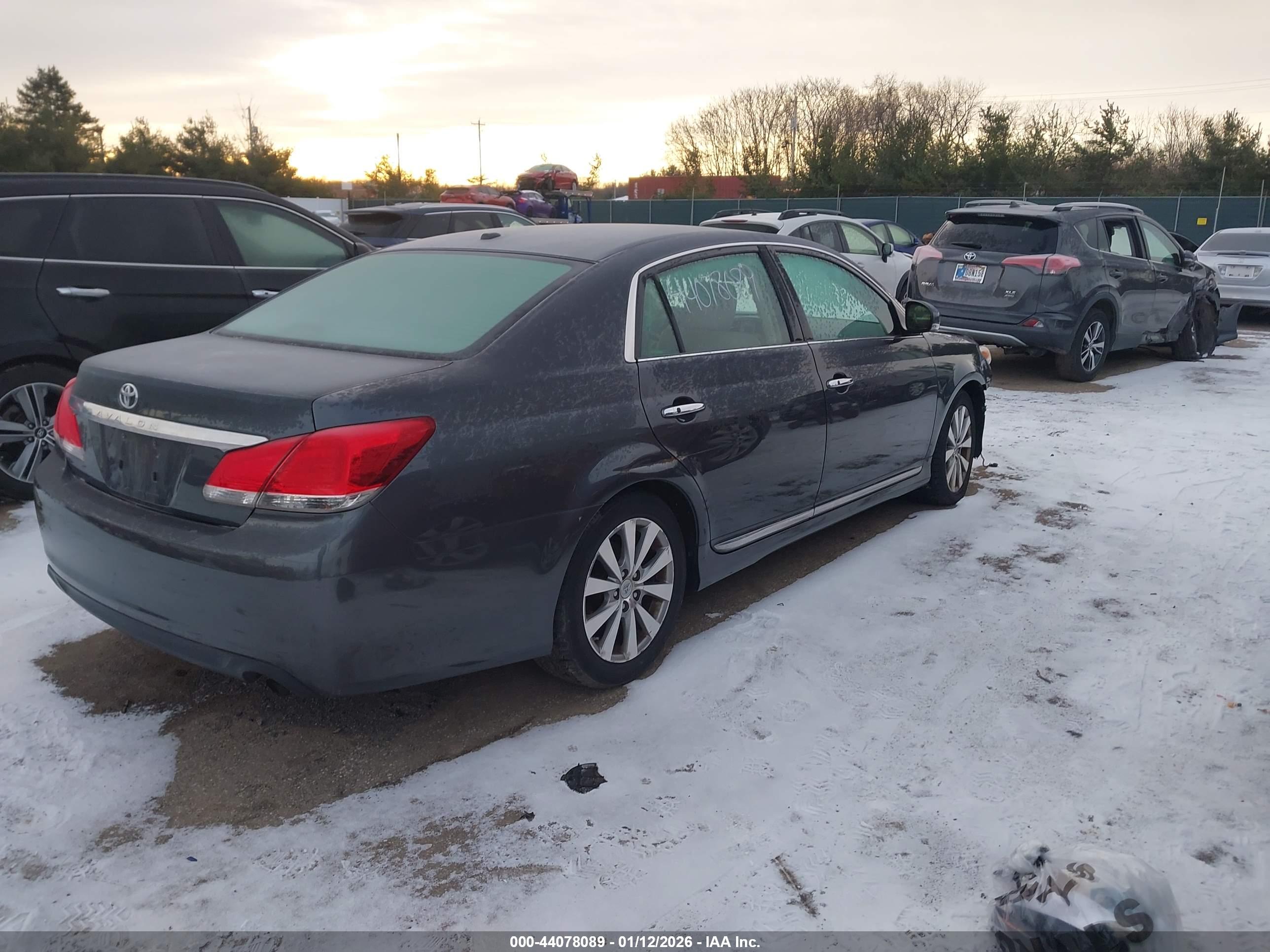 TOYOTA AVALON image 4