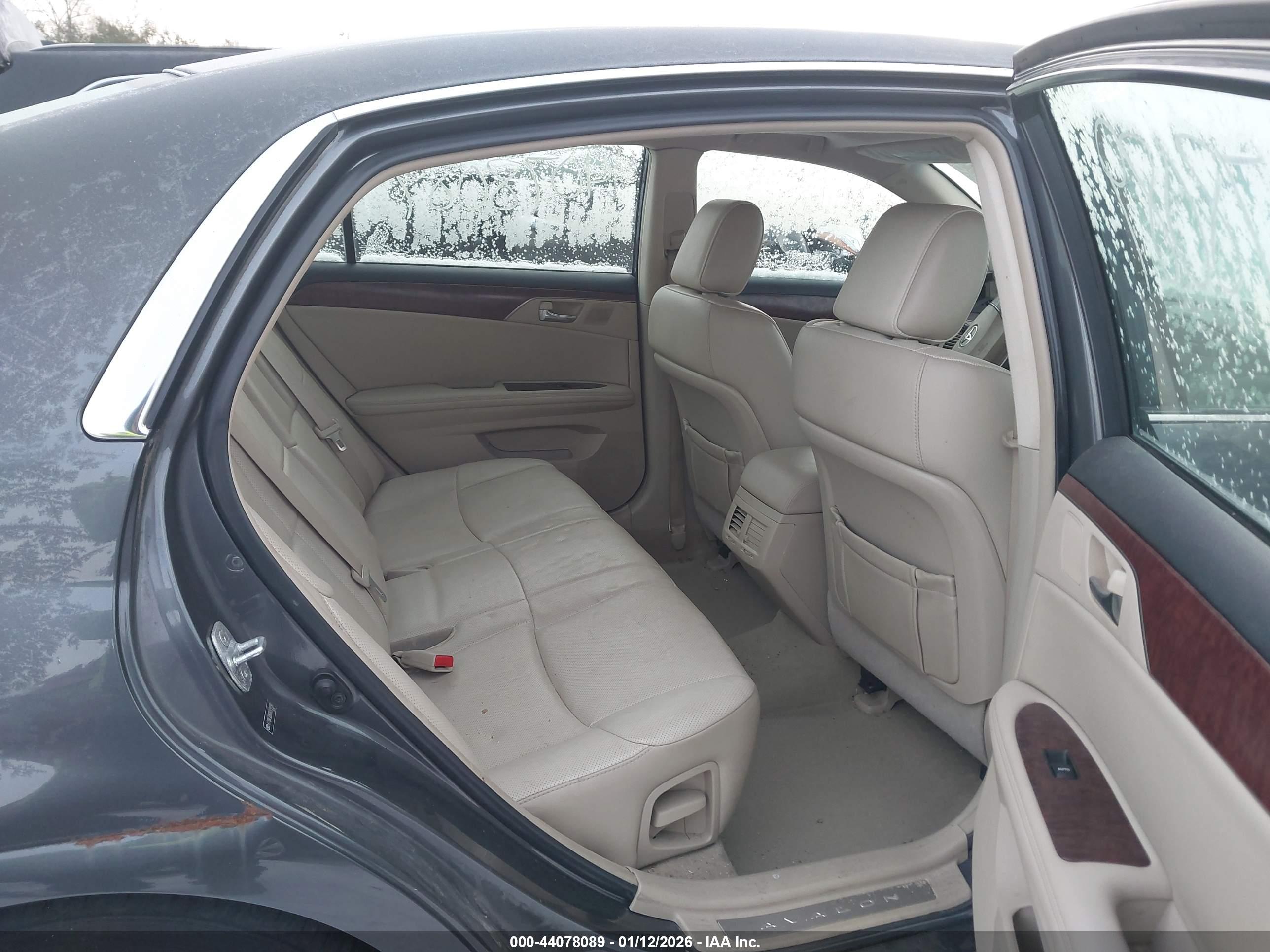 TOYOTA AVALON image 8