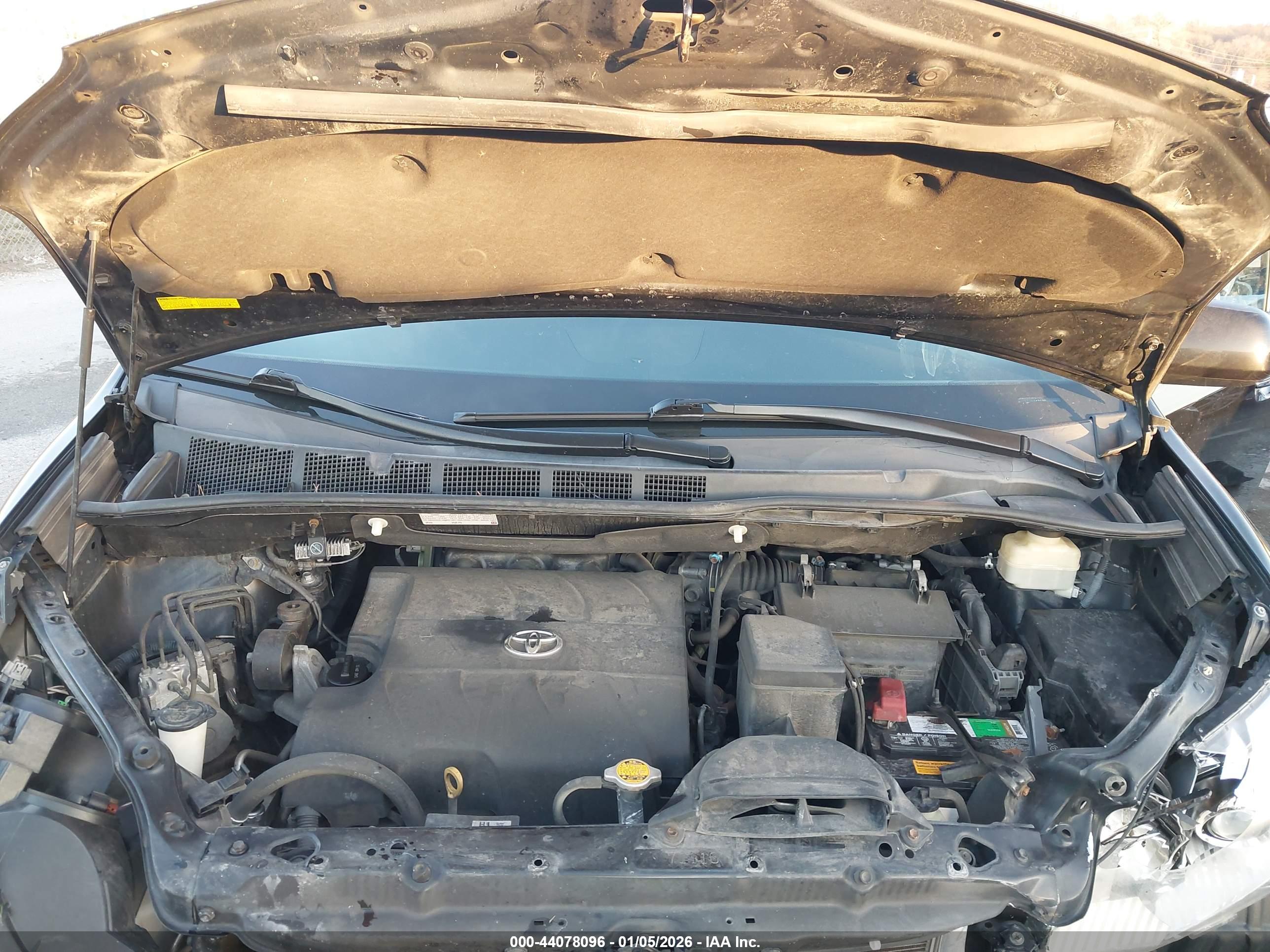 TOYOTA SIENNA image 10