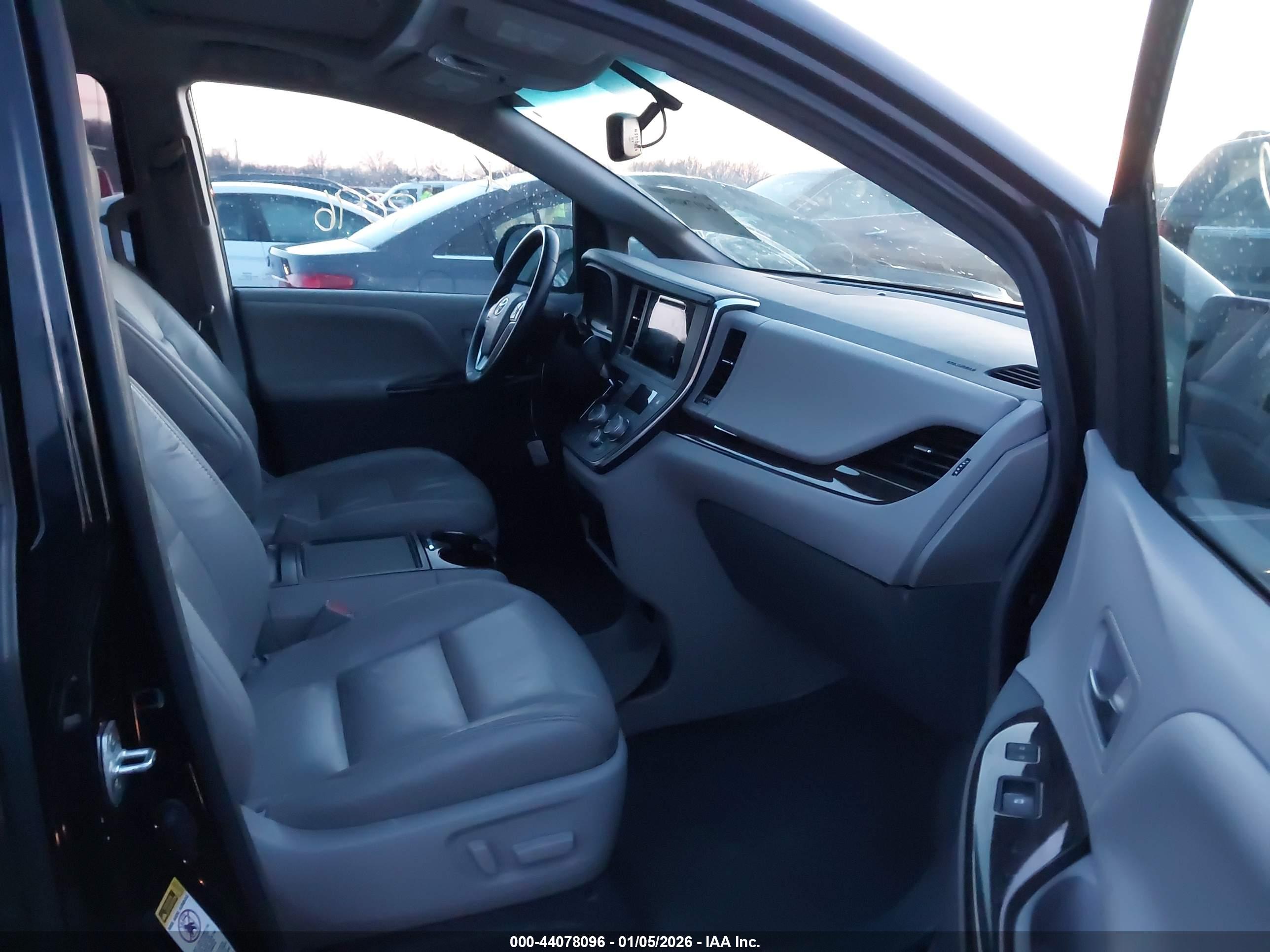 TOYOTA SIENNA image 5