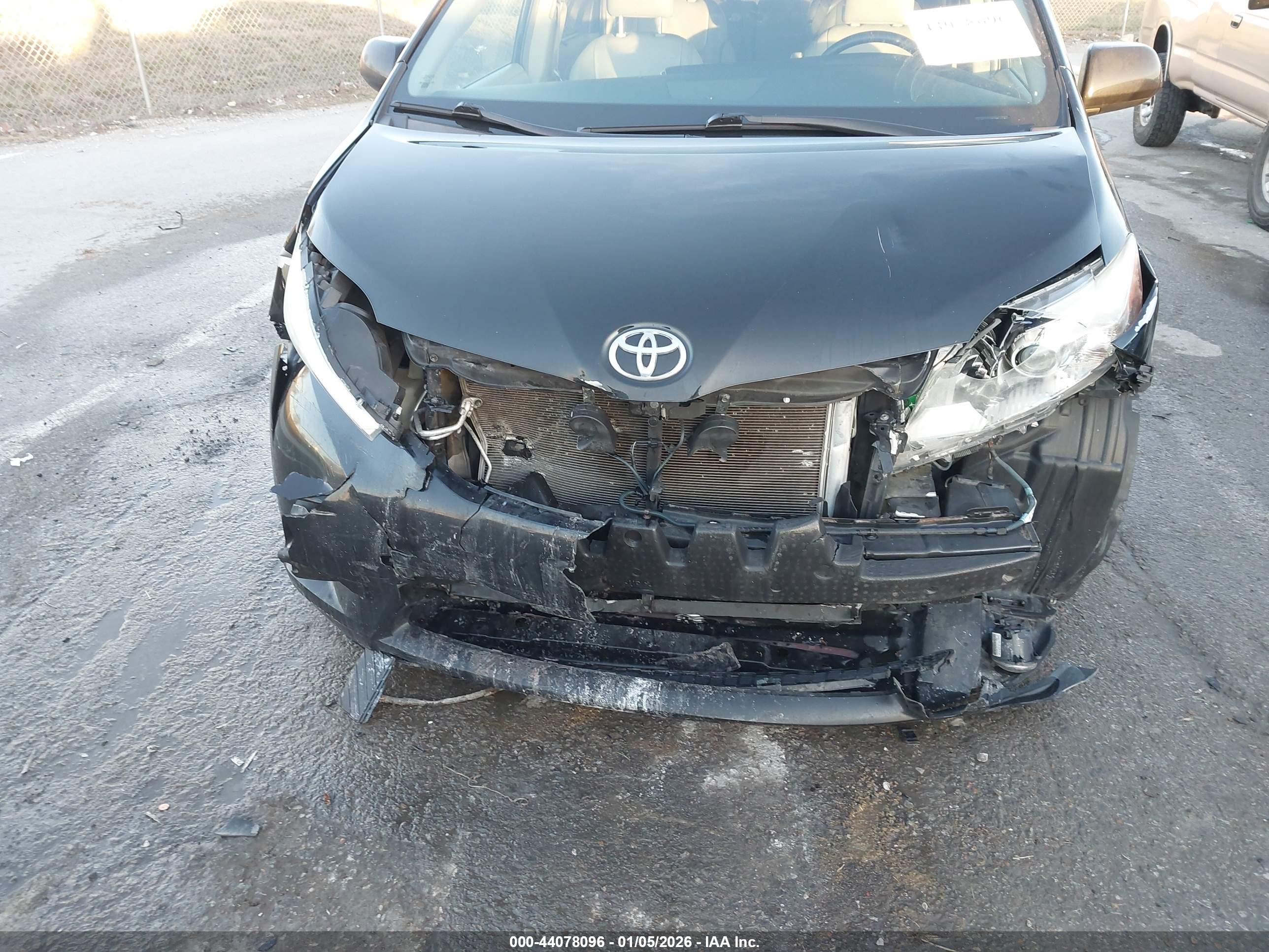 TOYOTA SIENNA image 6