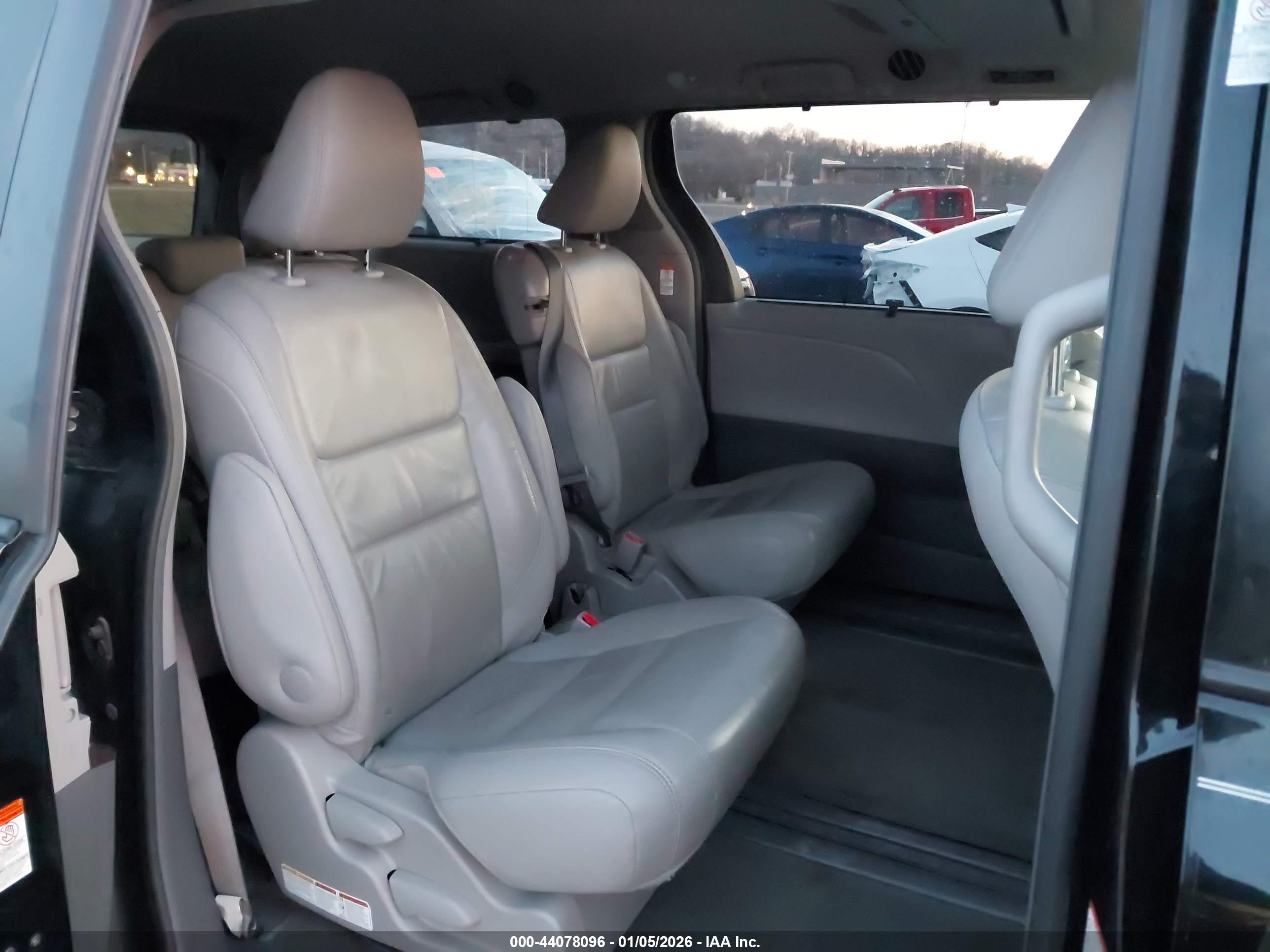 TOYOTA SIENNA image 8