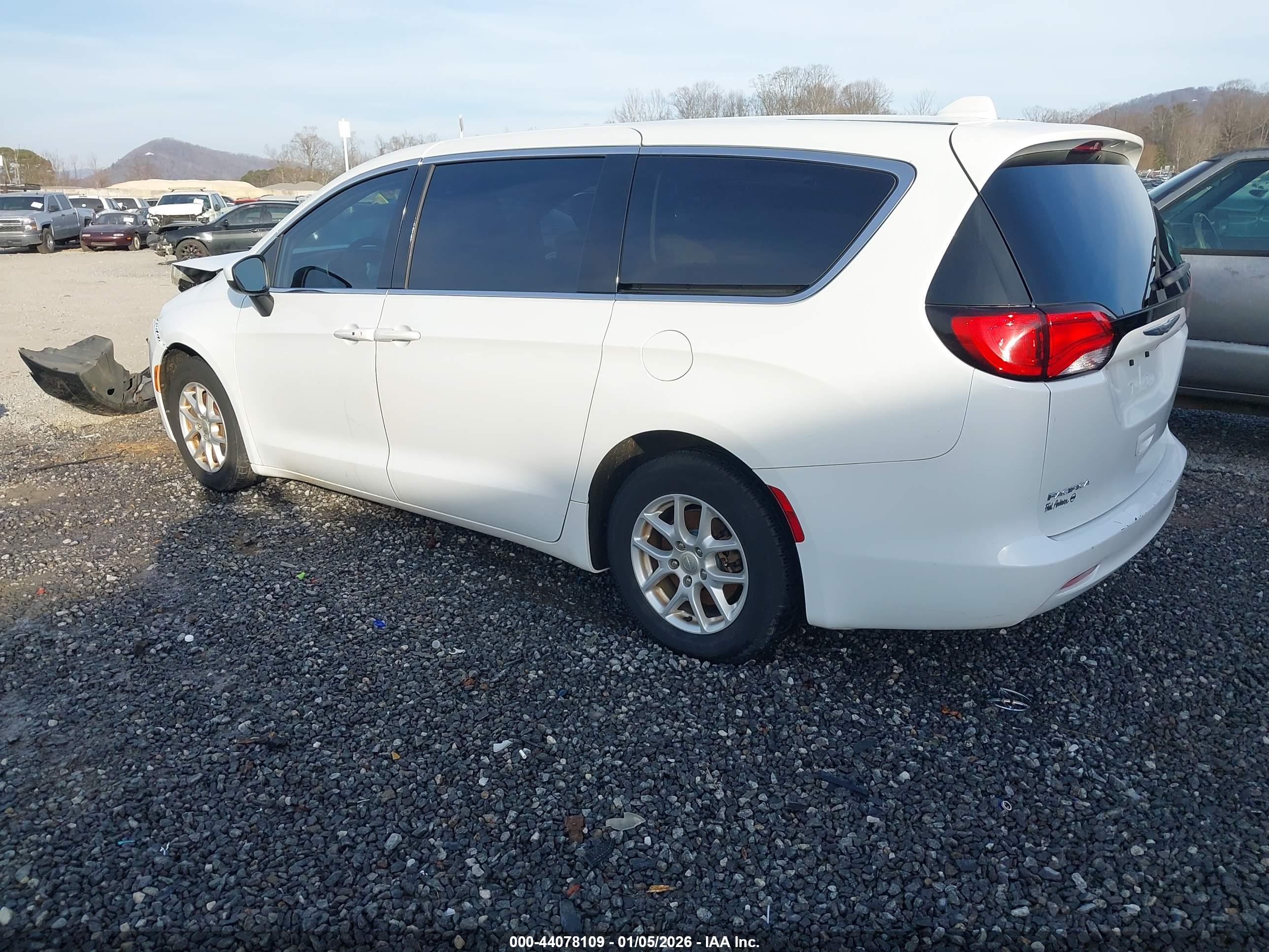 CHRYSLER PACIFICA image 3