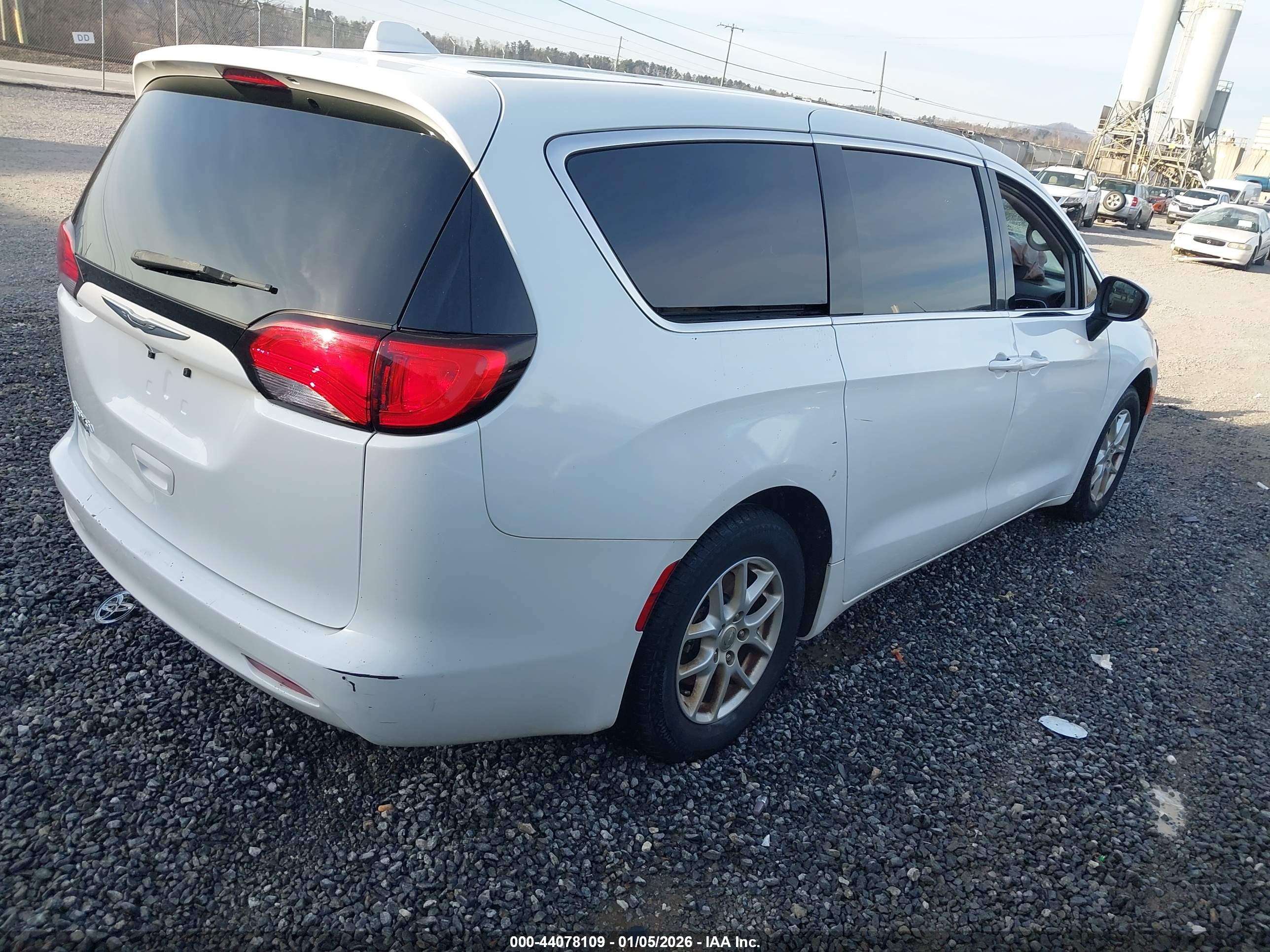 CHRYSLER PACIFICA image 4