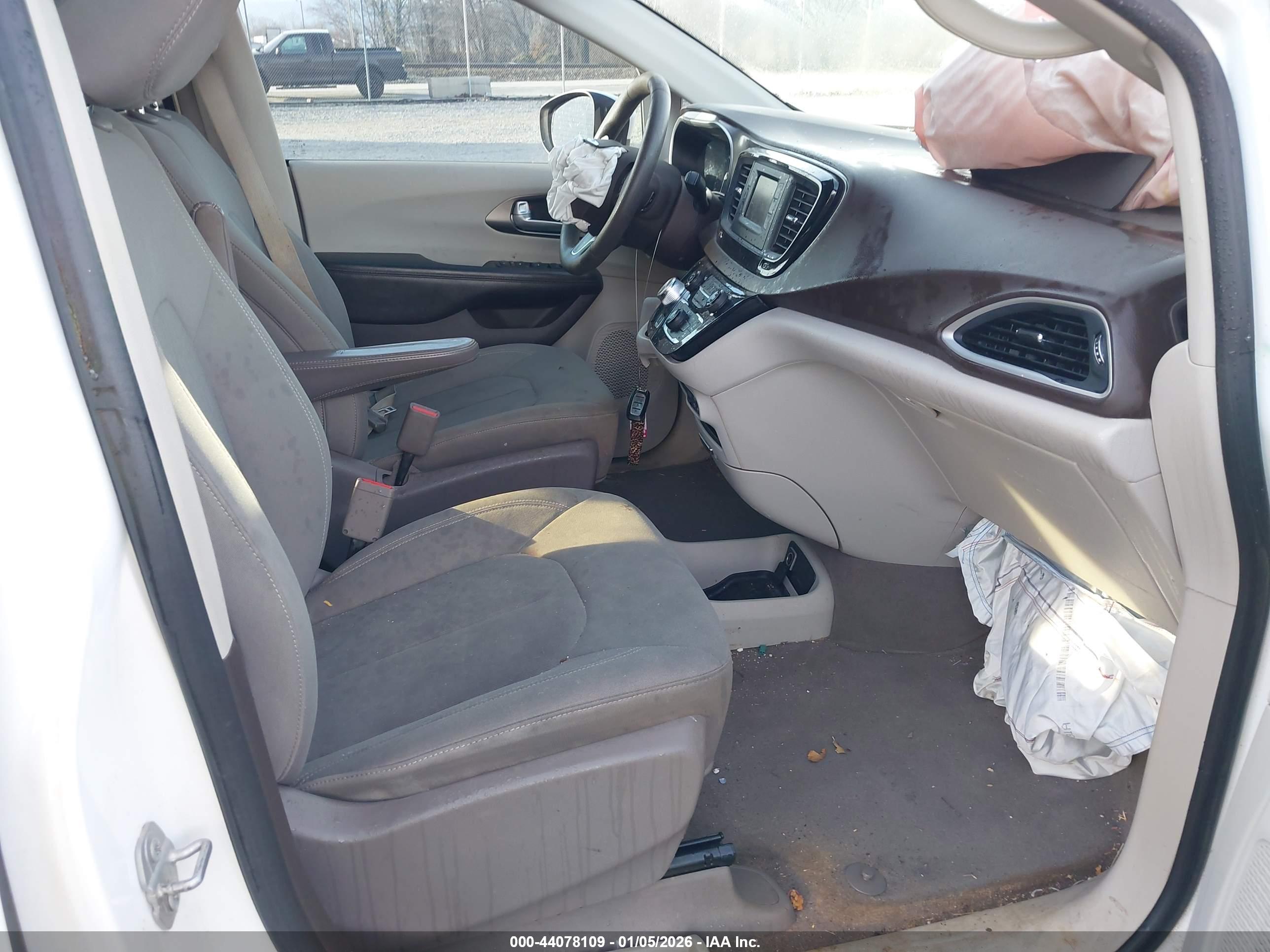 CHRYSLER PACIFICA image 5