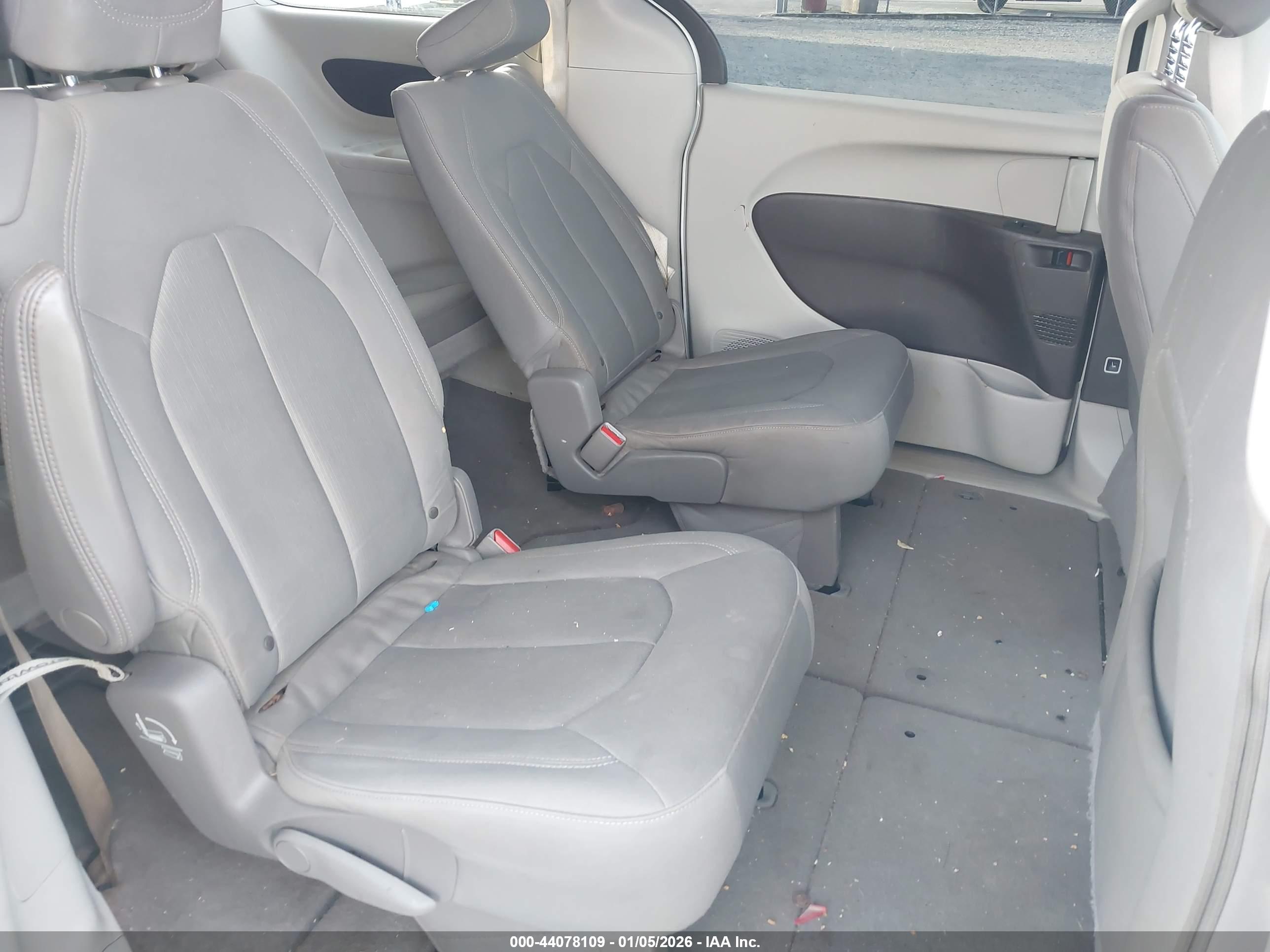 CHRYSLER PACIFICA image 8