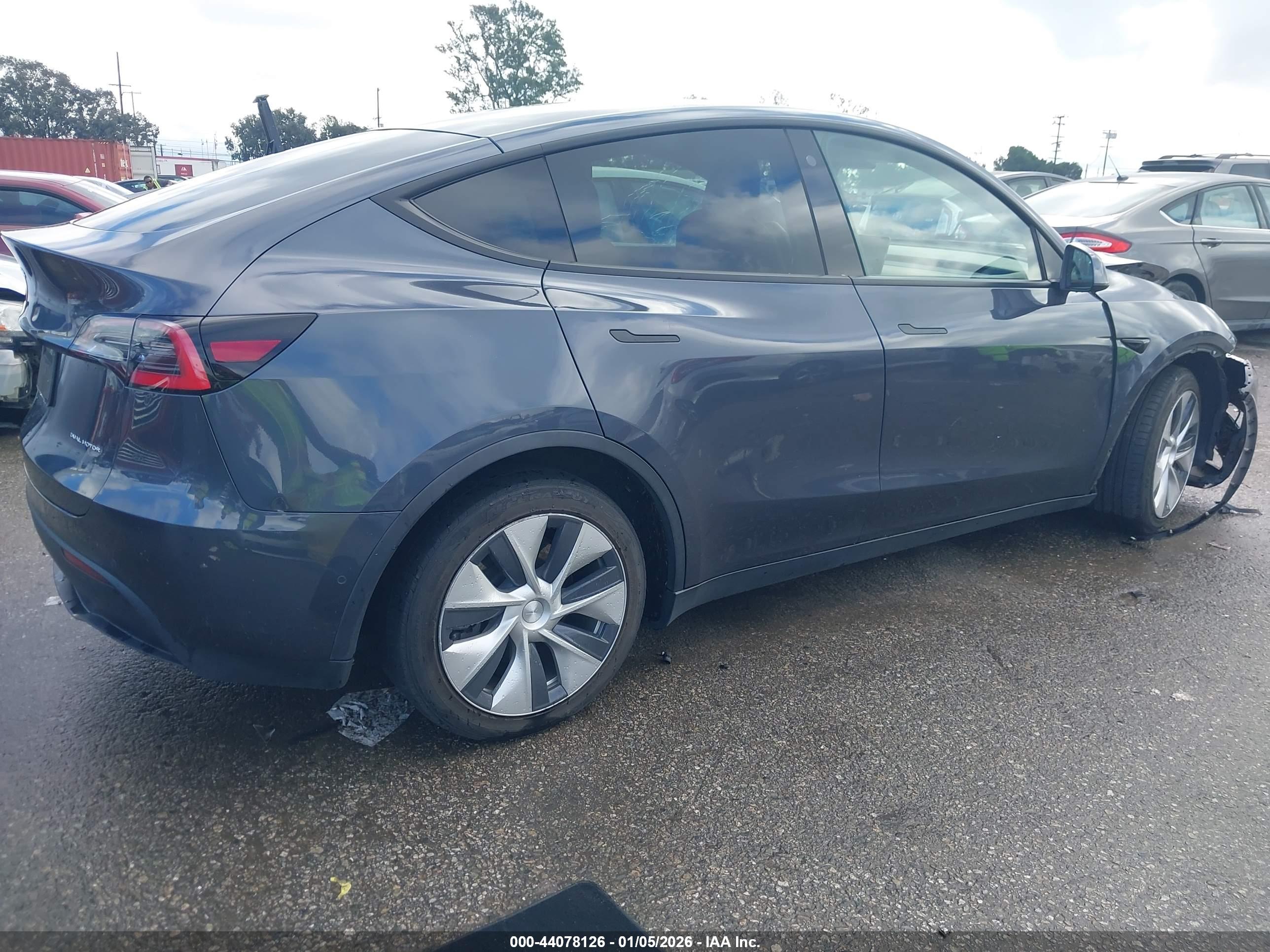 TESLA MODEL image 4