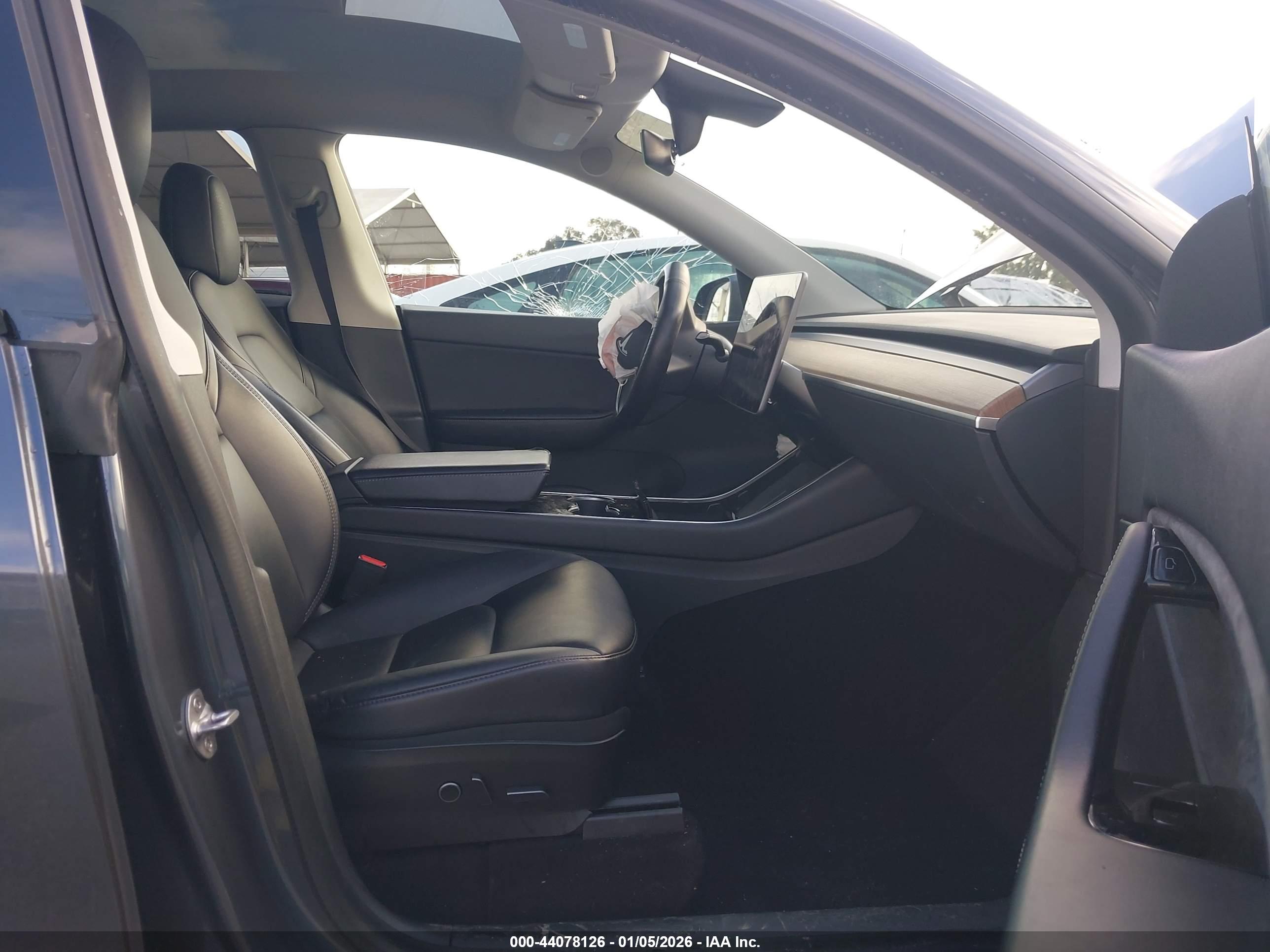 TESLA MODEL image 5