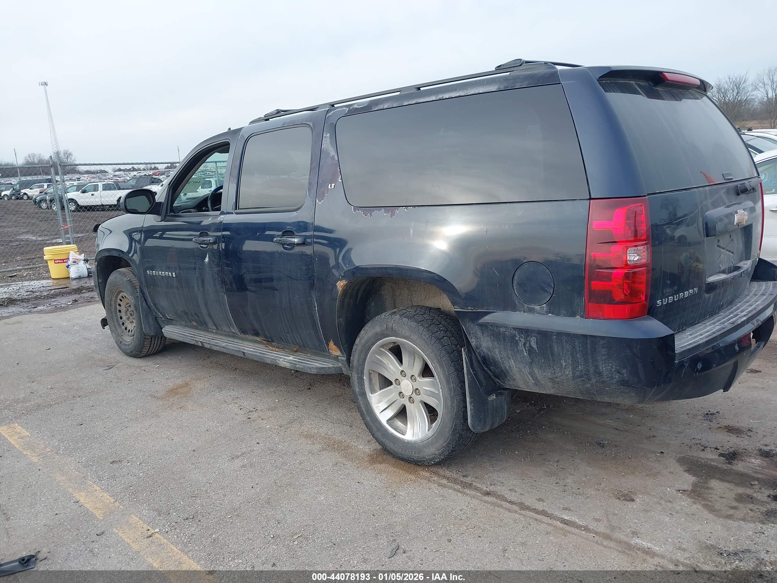 CHEVROLET SUBURBAN image 3