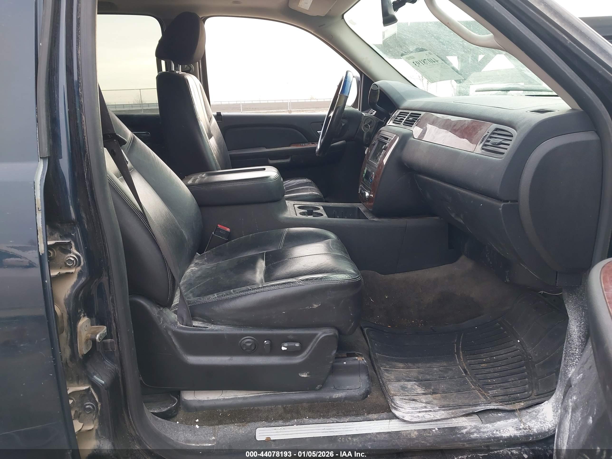 CHEVROLET SUBURBAN image 5