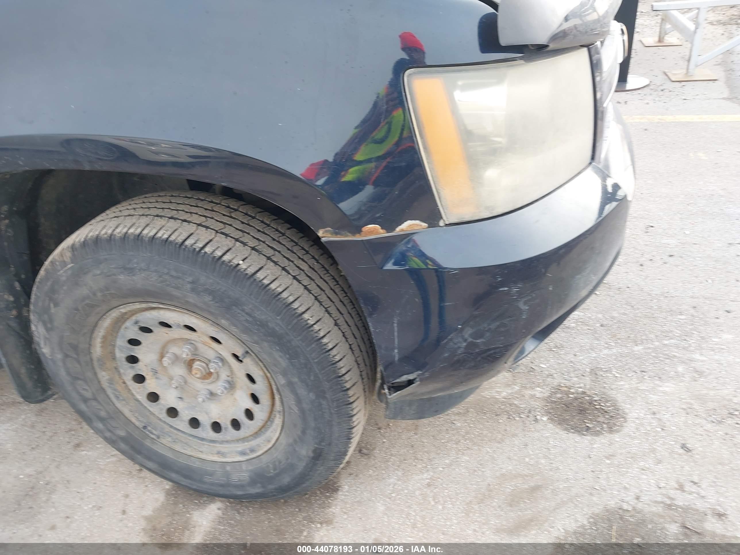 CHEVROLET SUBURBAN image 6