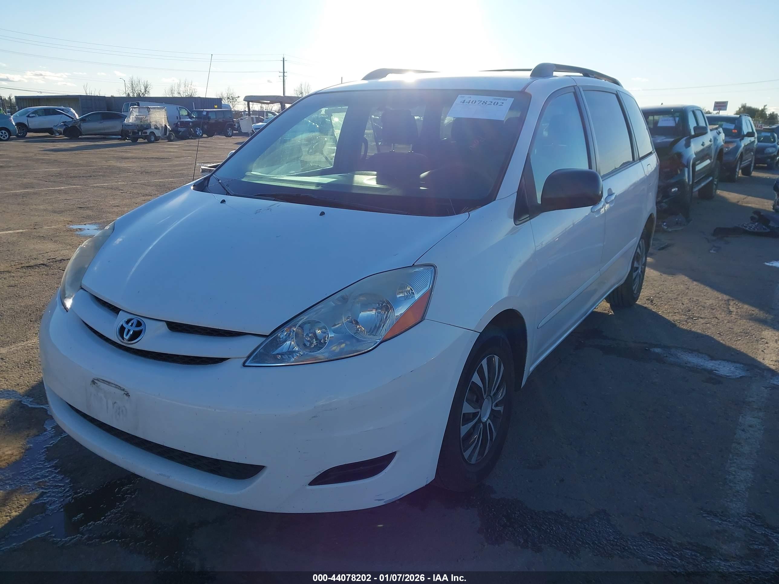 TOYOTA SIENNA image 2