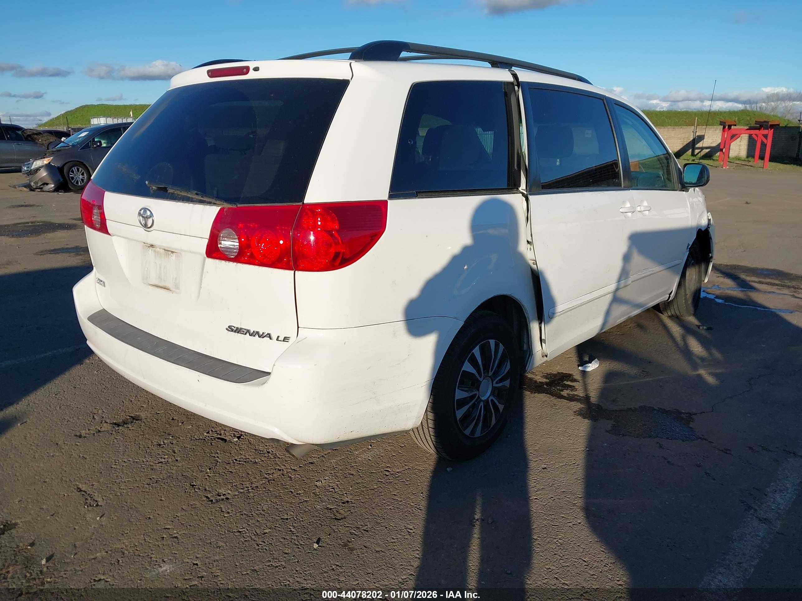 TOYOTA SIENNA image 4