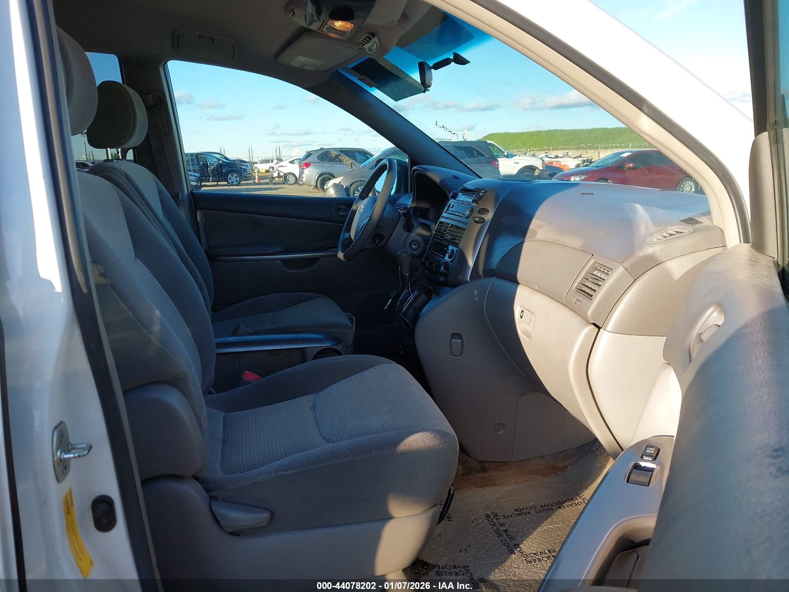 TOYOTA SIENNA image 5