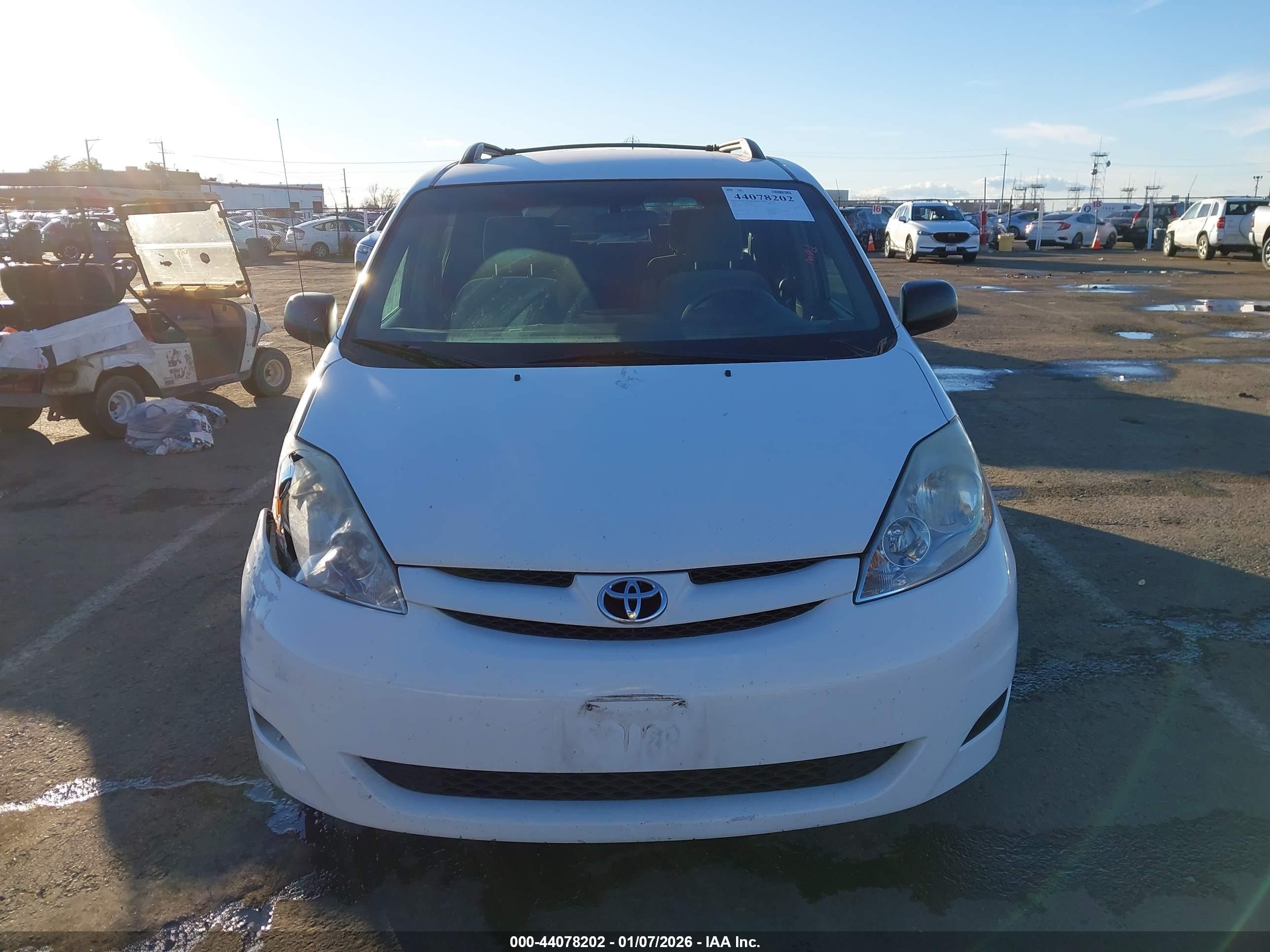 TOYOTA SIENNA image 6
