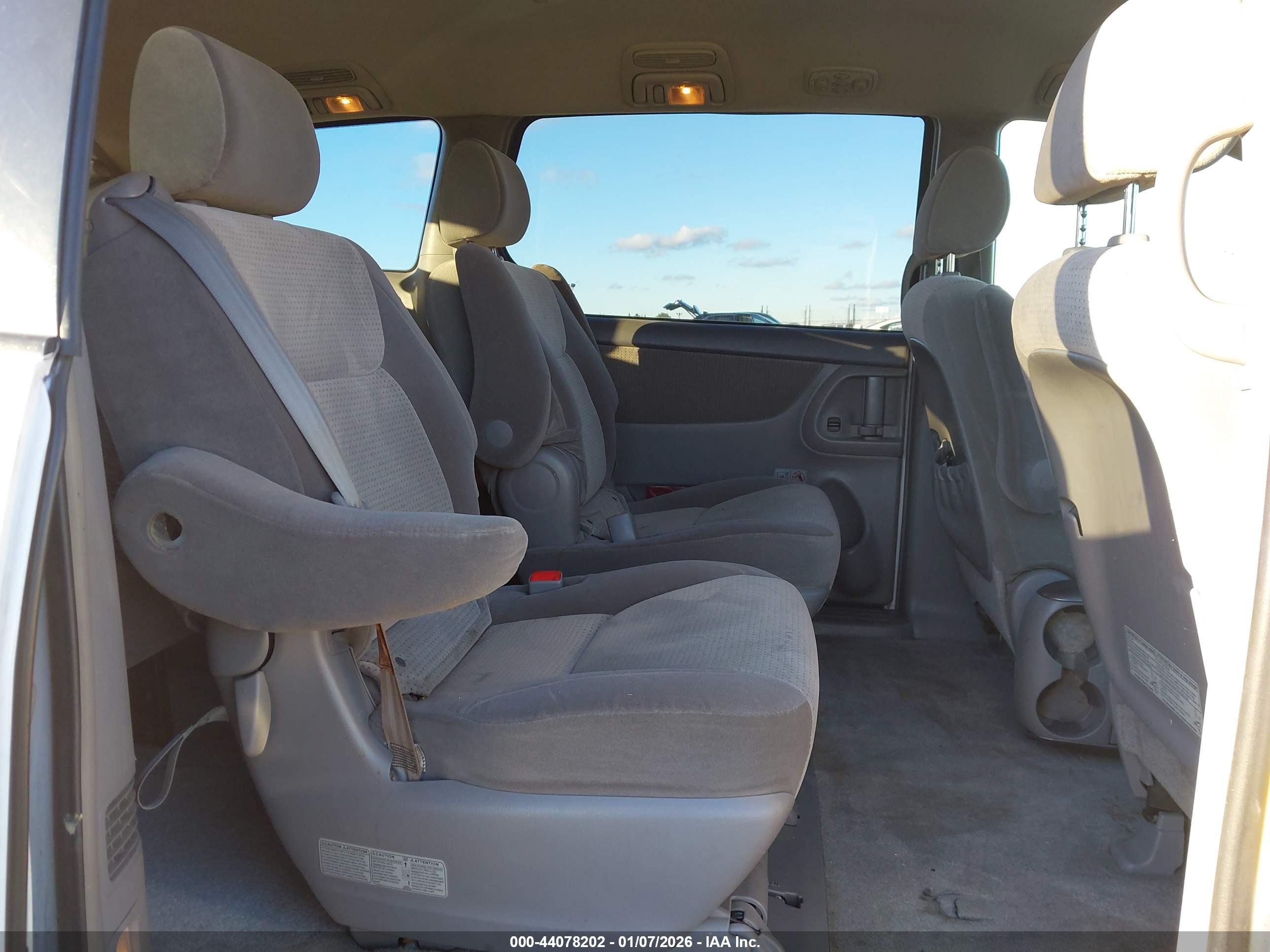 TOYOTA SIENNA image 8