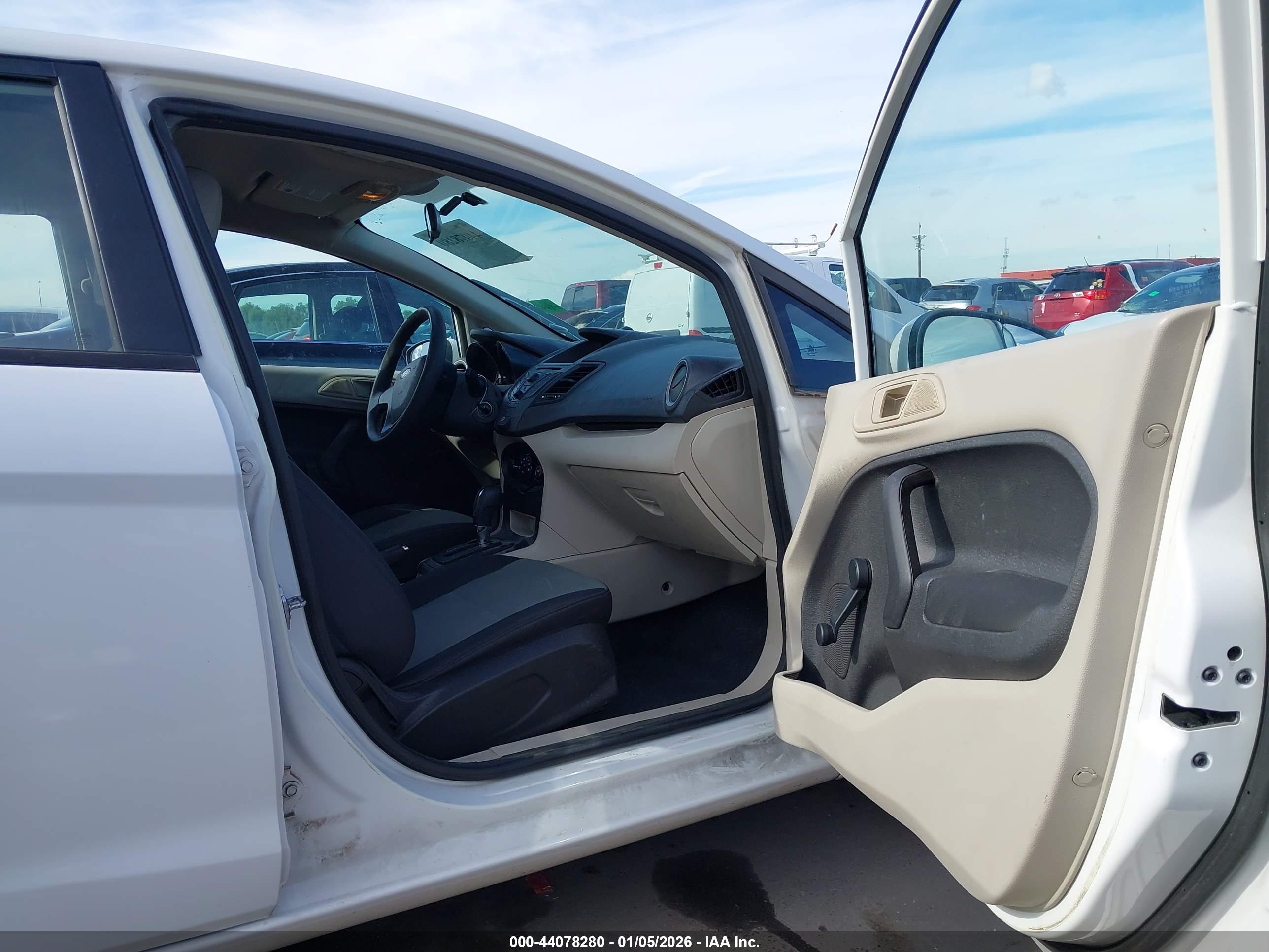 FORD FIESTA image 5