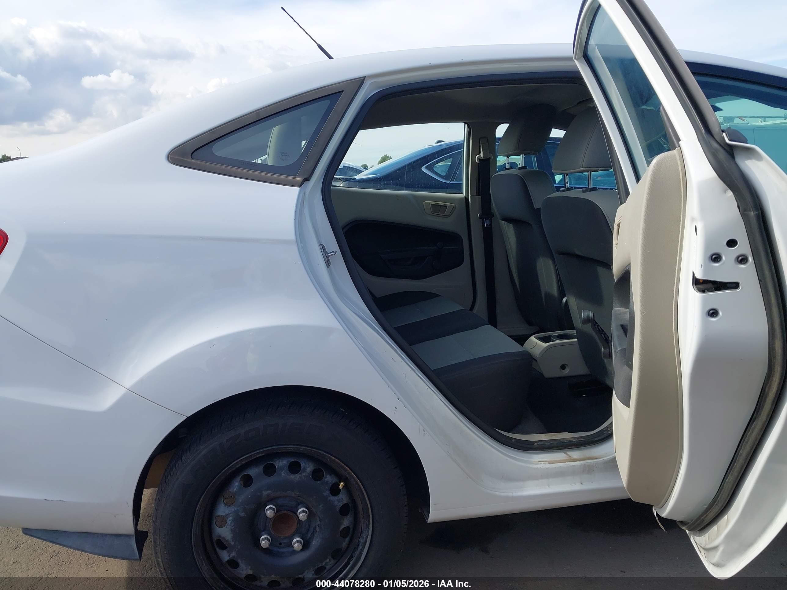 FORD FIESTA image 8