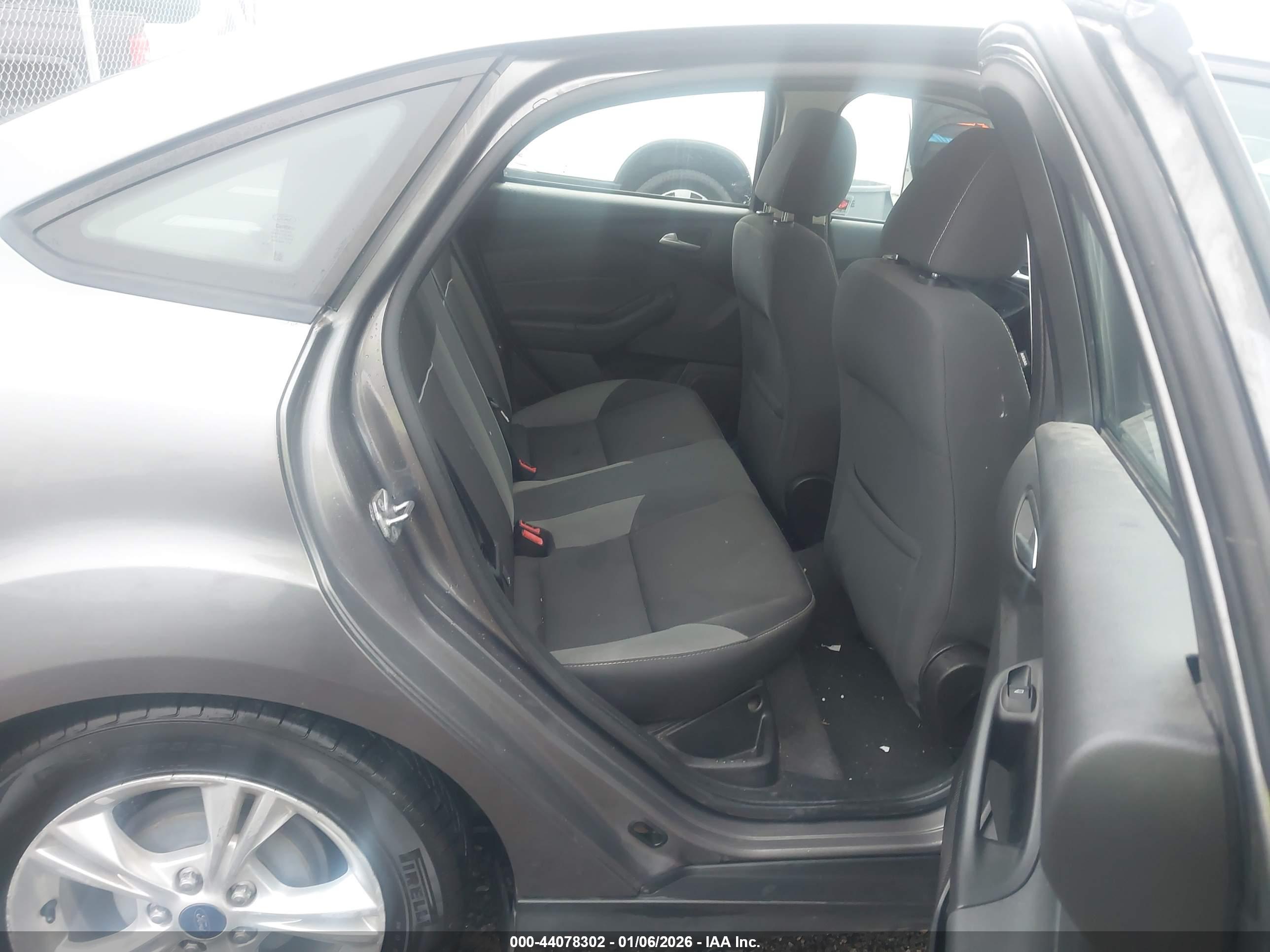 FORD FOCUS image 8