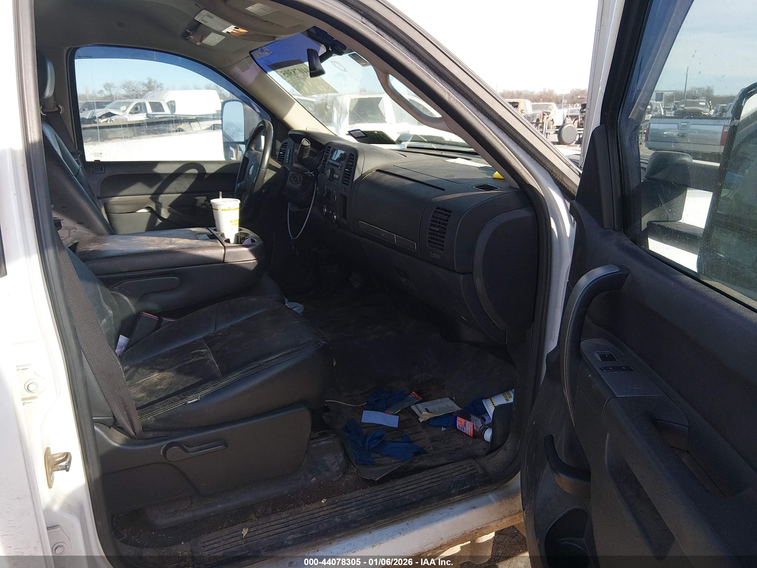 CHEVROLET SILVERADO image 5