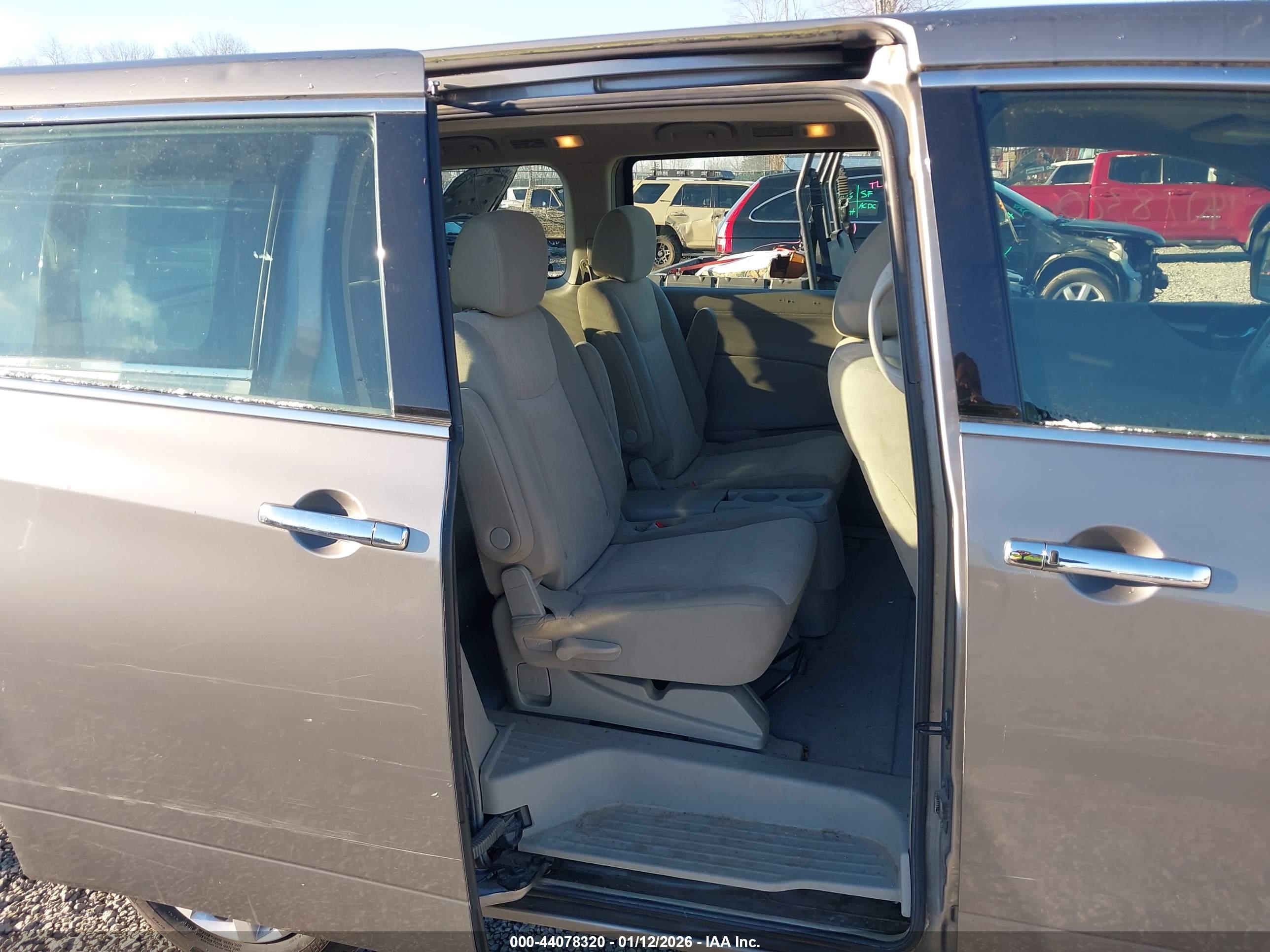 NISSAN QUEST image 8