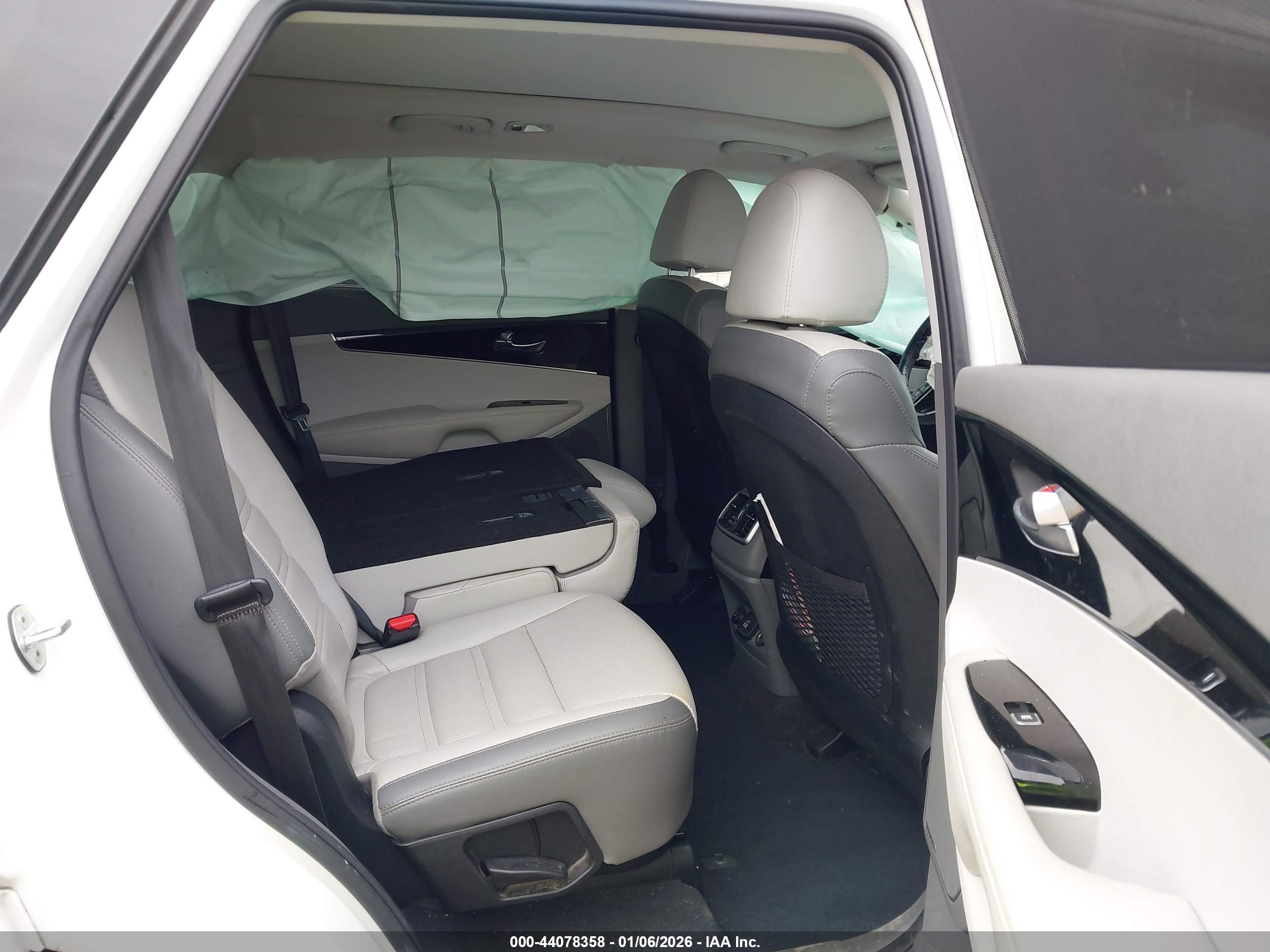 KIA SORENTO image 8