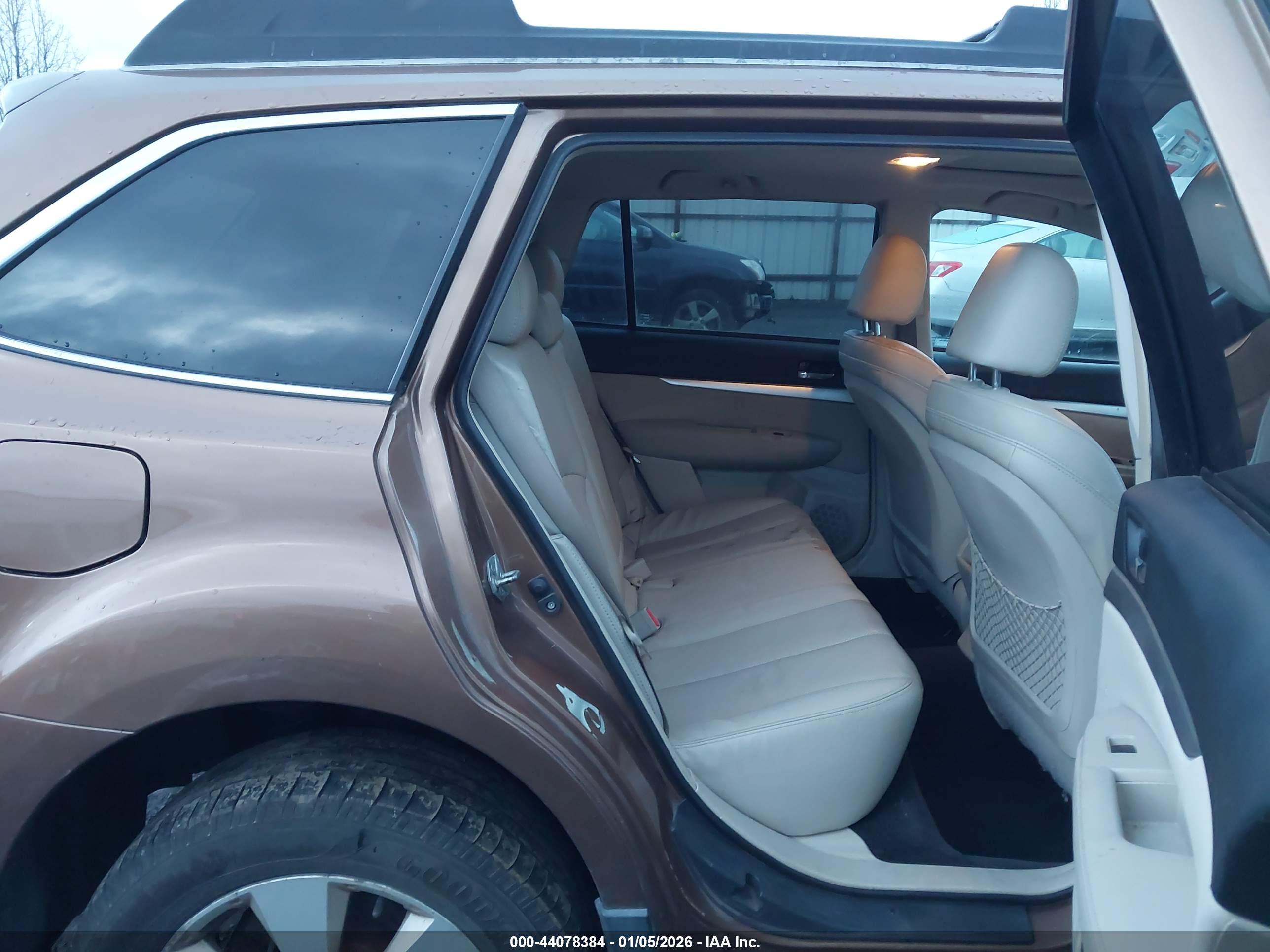 SUBARU OUTBACK image 8