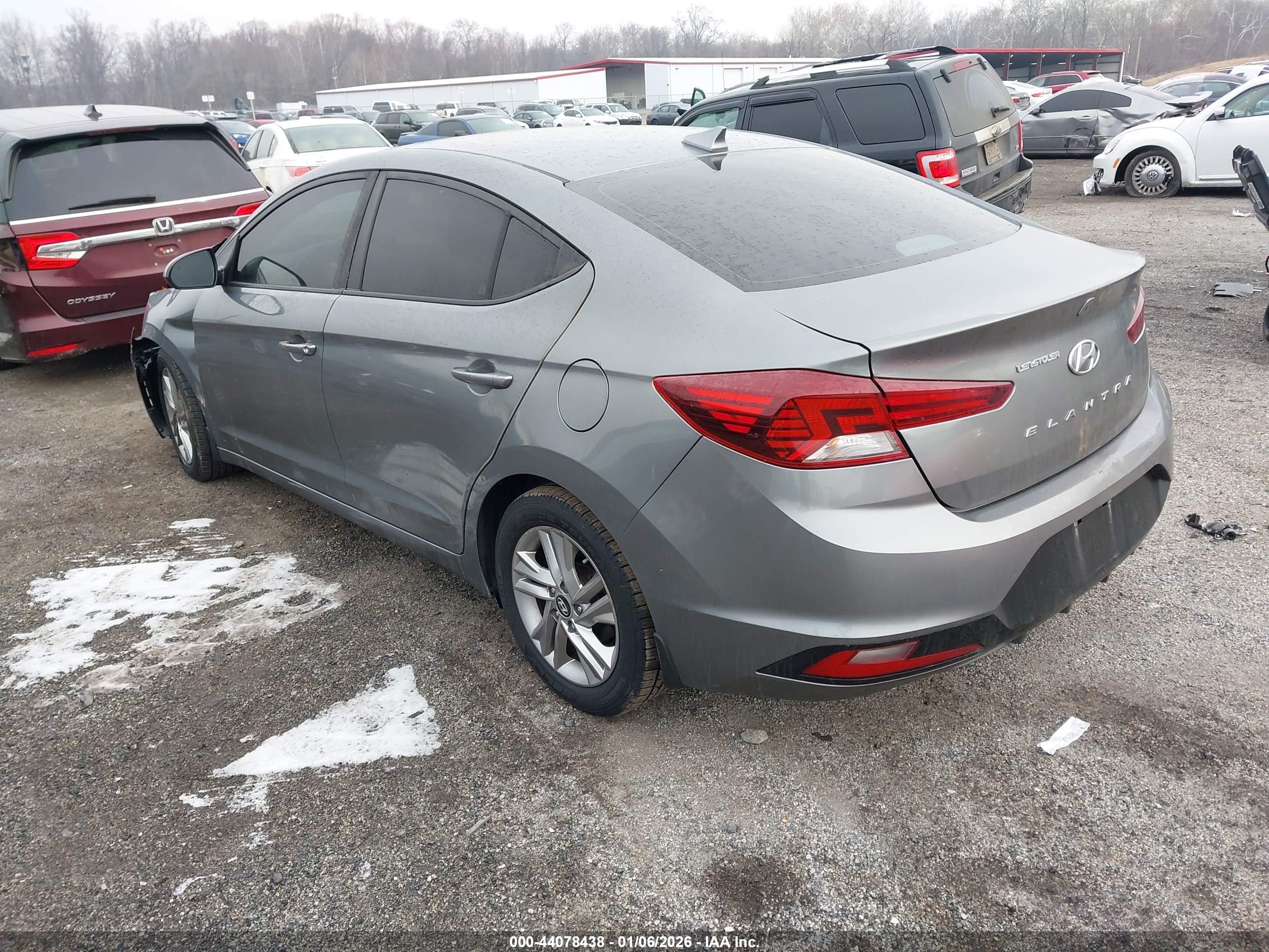 HYUNDAI ELANTRA image 3