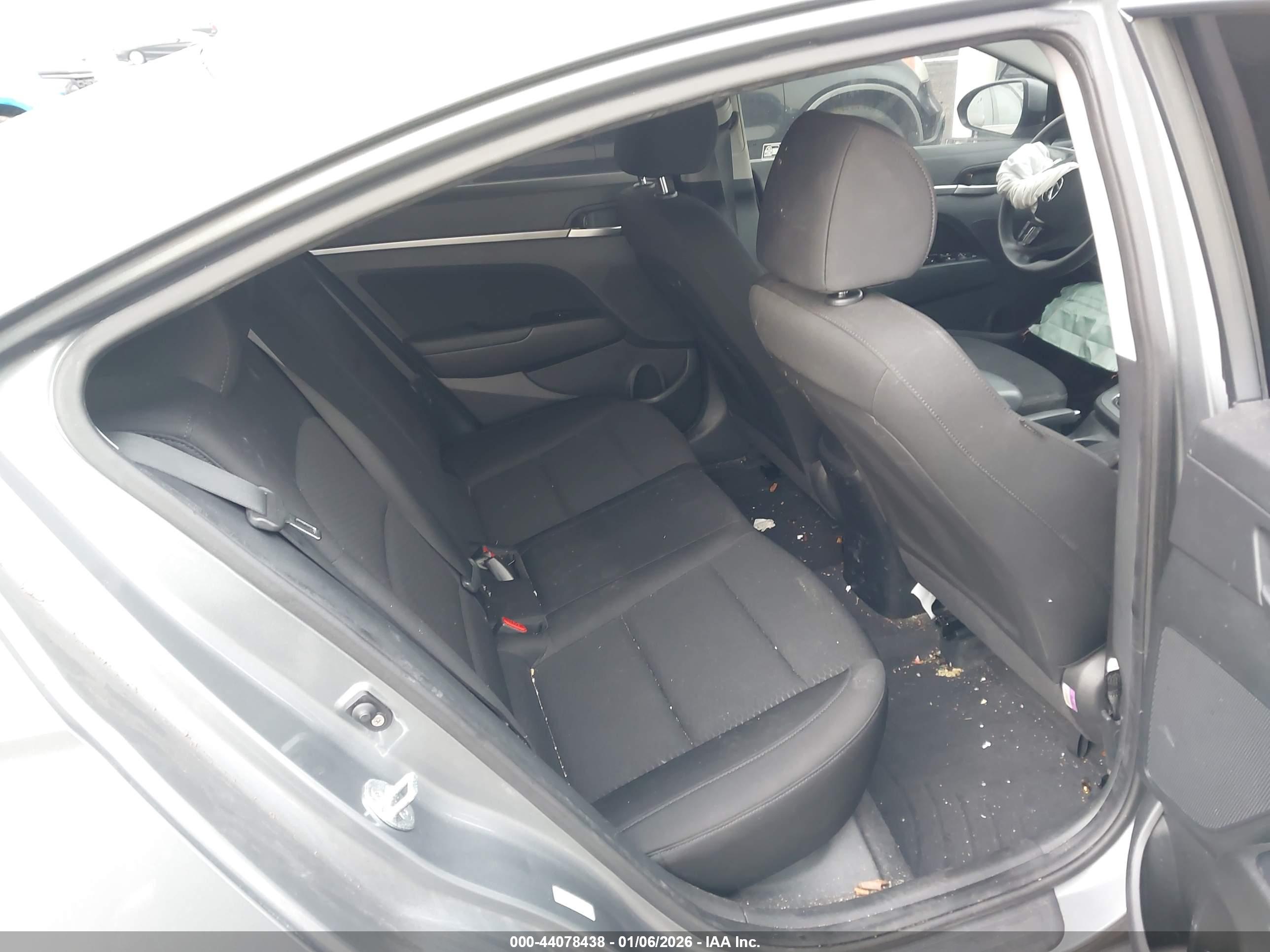 HYUNDAI ELANTRA image 8