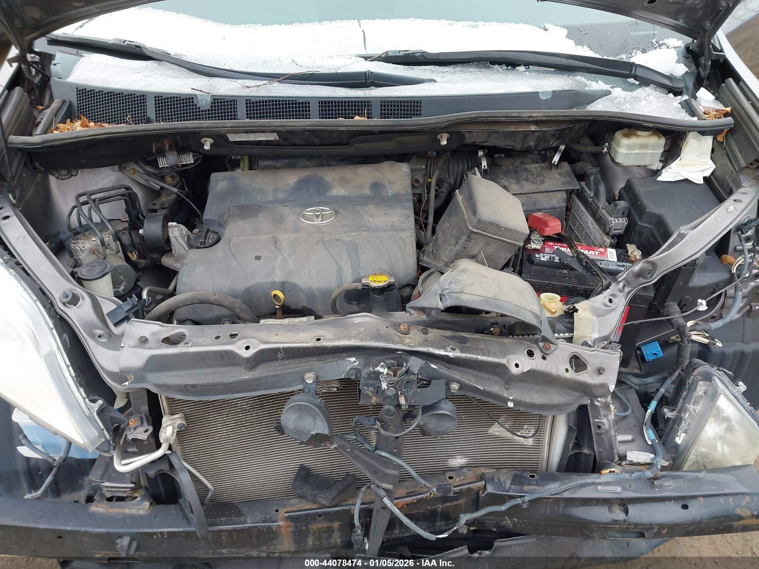 TOYOTA SIENNA image 10