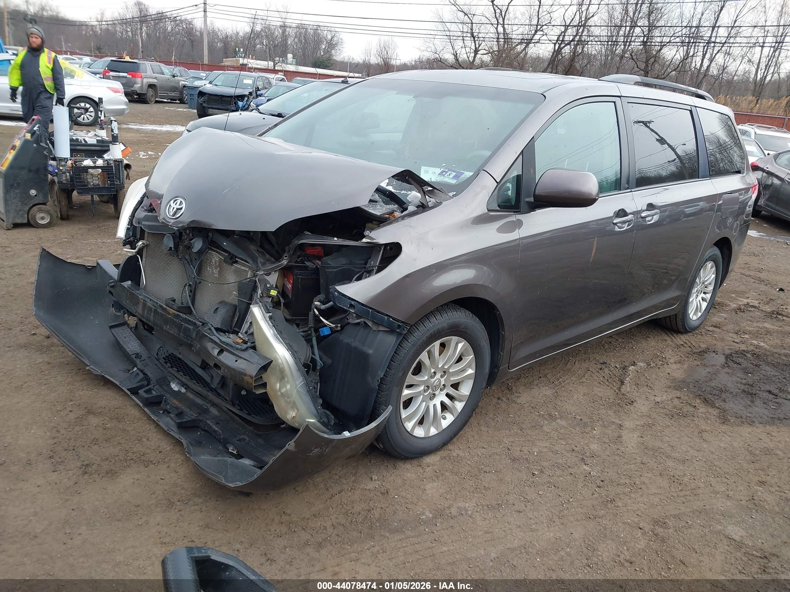 TOYOTA SIENNA image 2