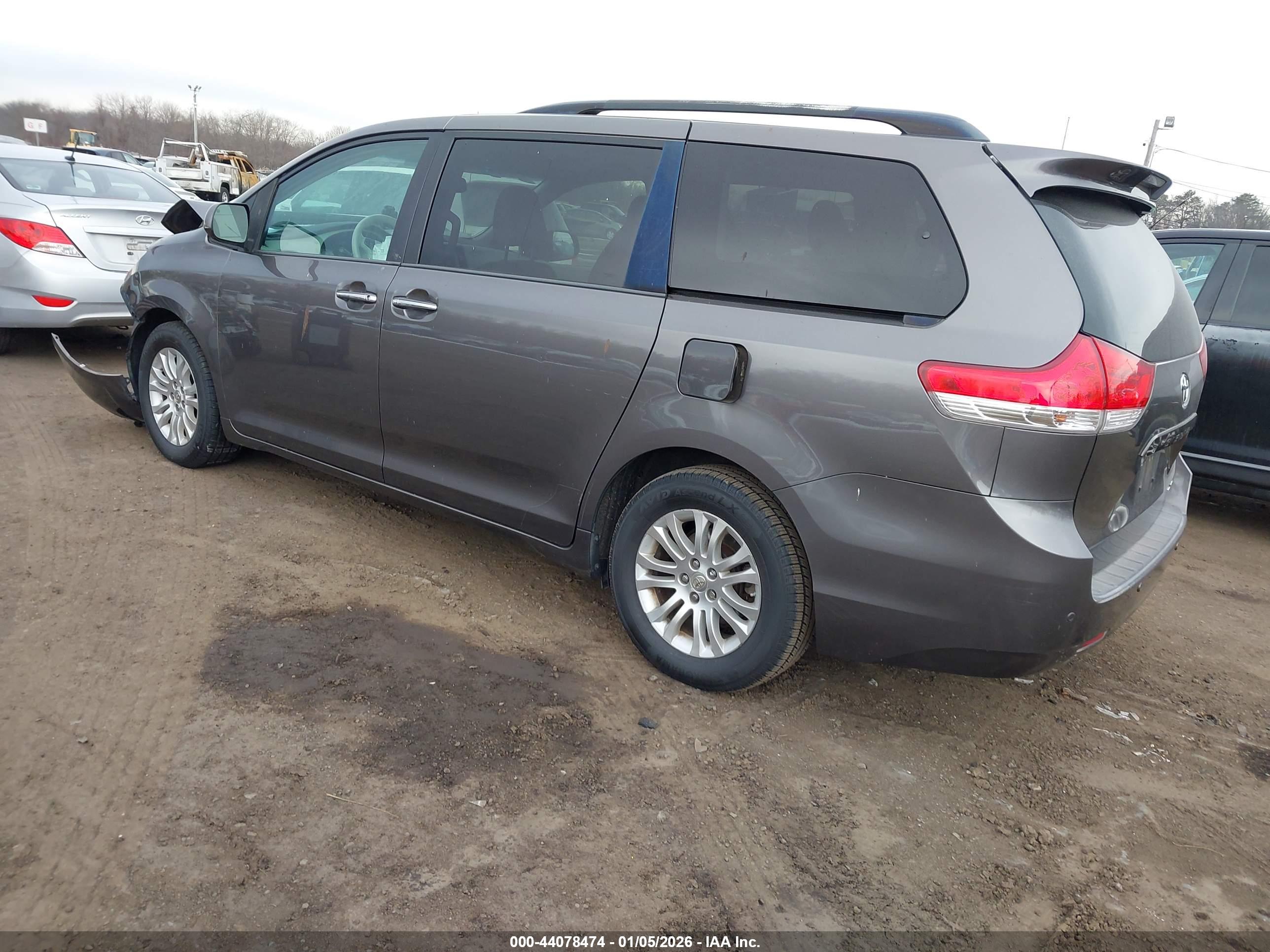 TOYOTA SIENNA image 3