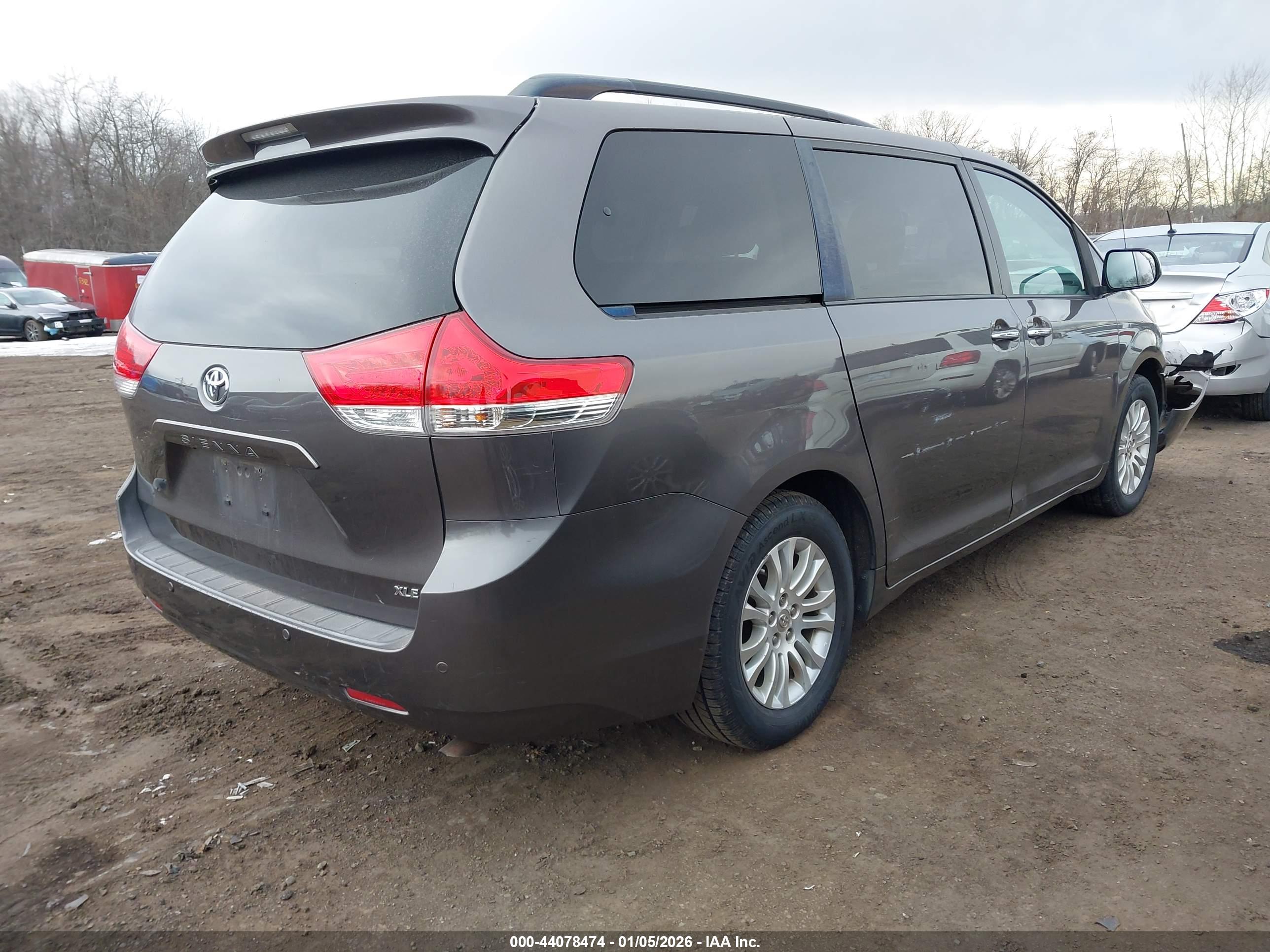 TOYOTA SIENNA image 4
