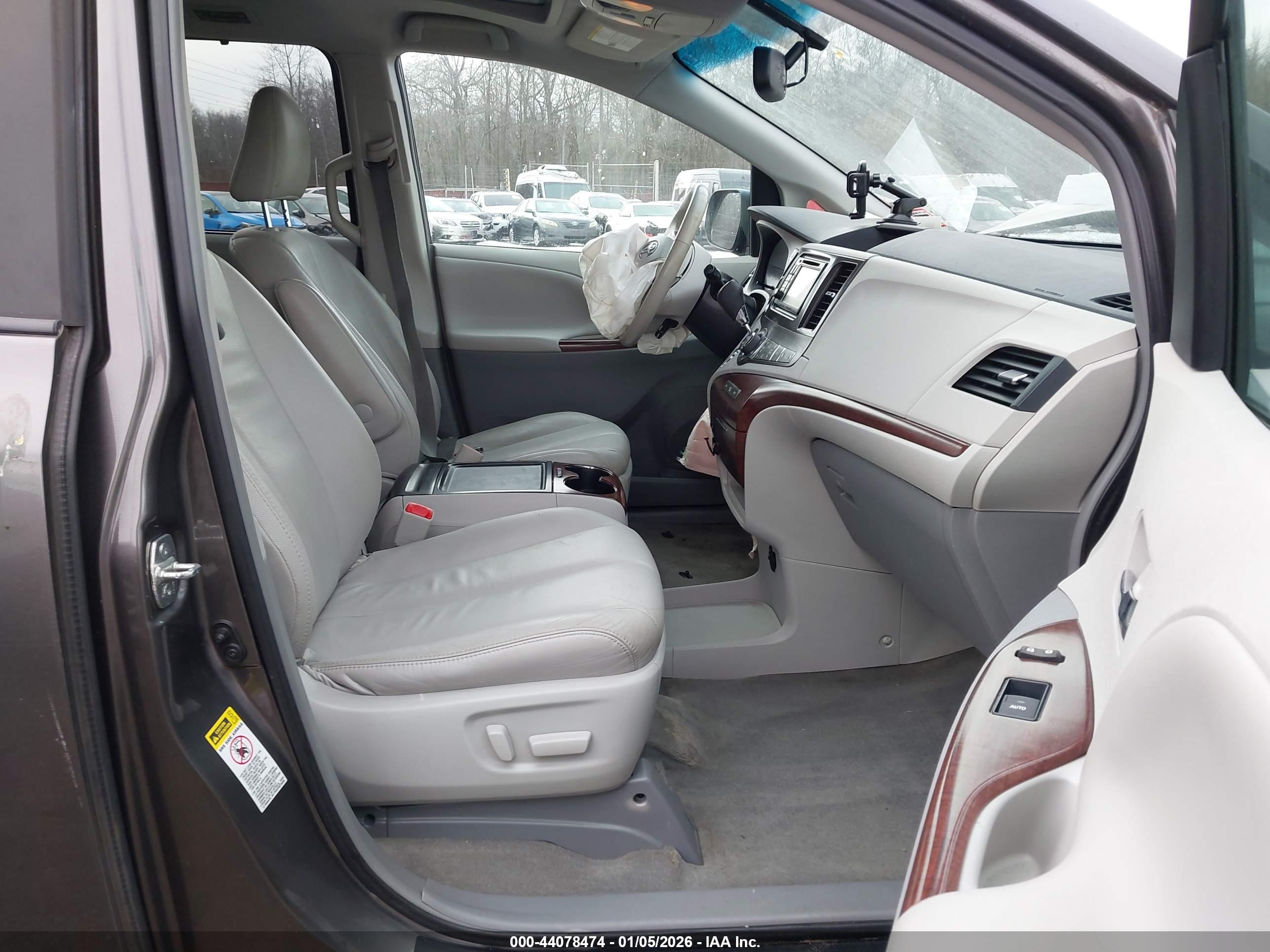 TOYOTA SIENNA image 5