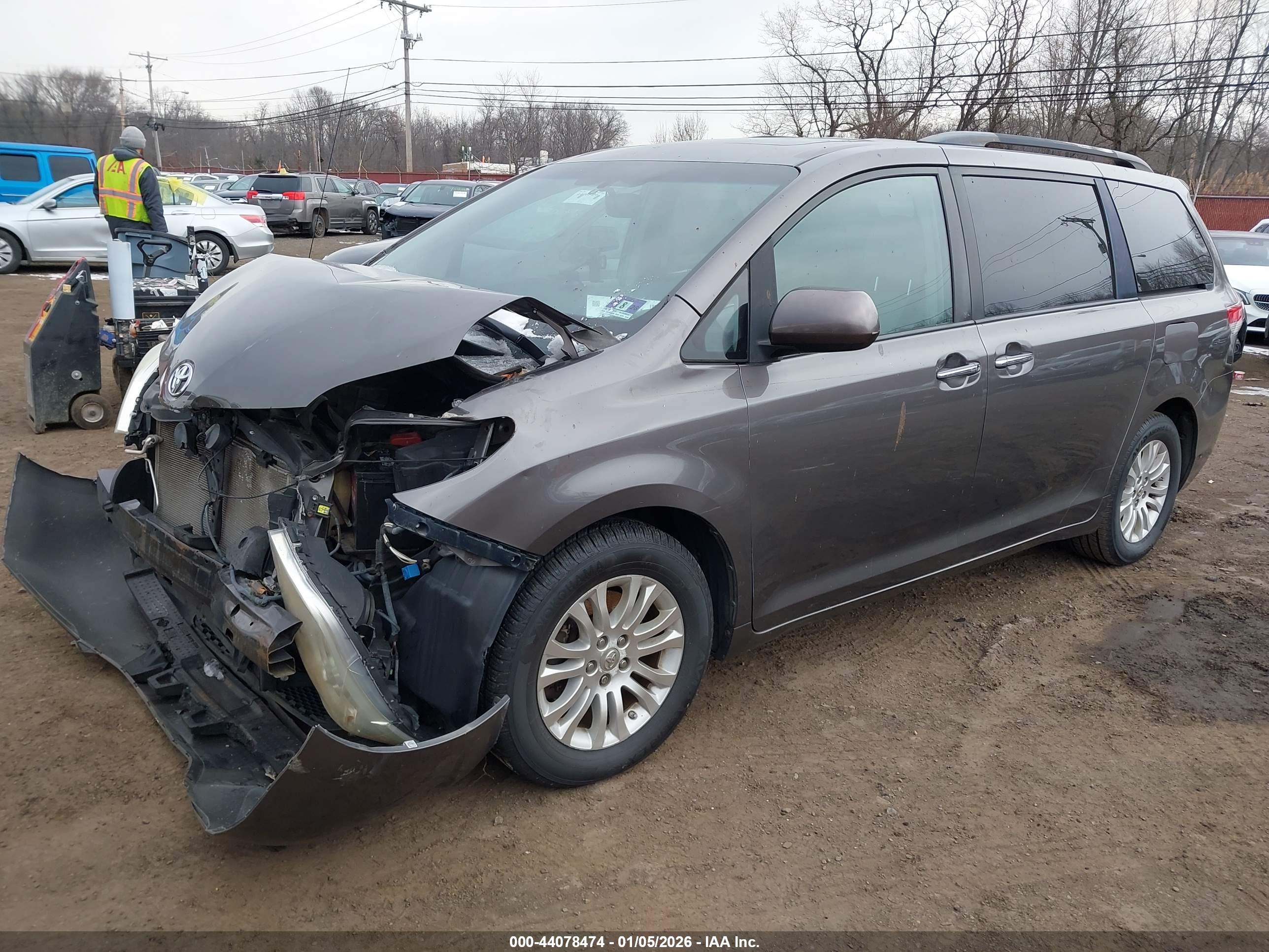 TOYOTA SIENNA image 6
