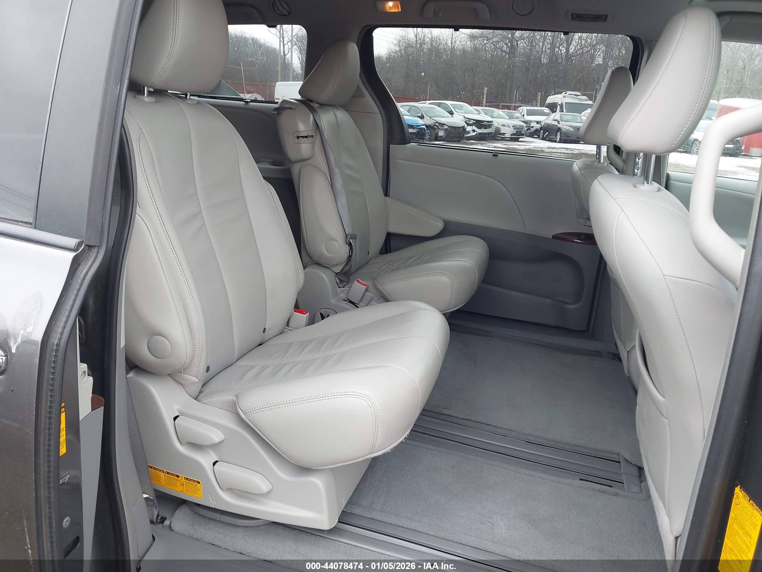 TOYOTA SIENNA image 8