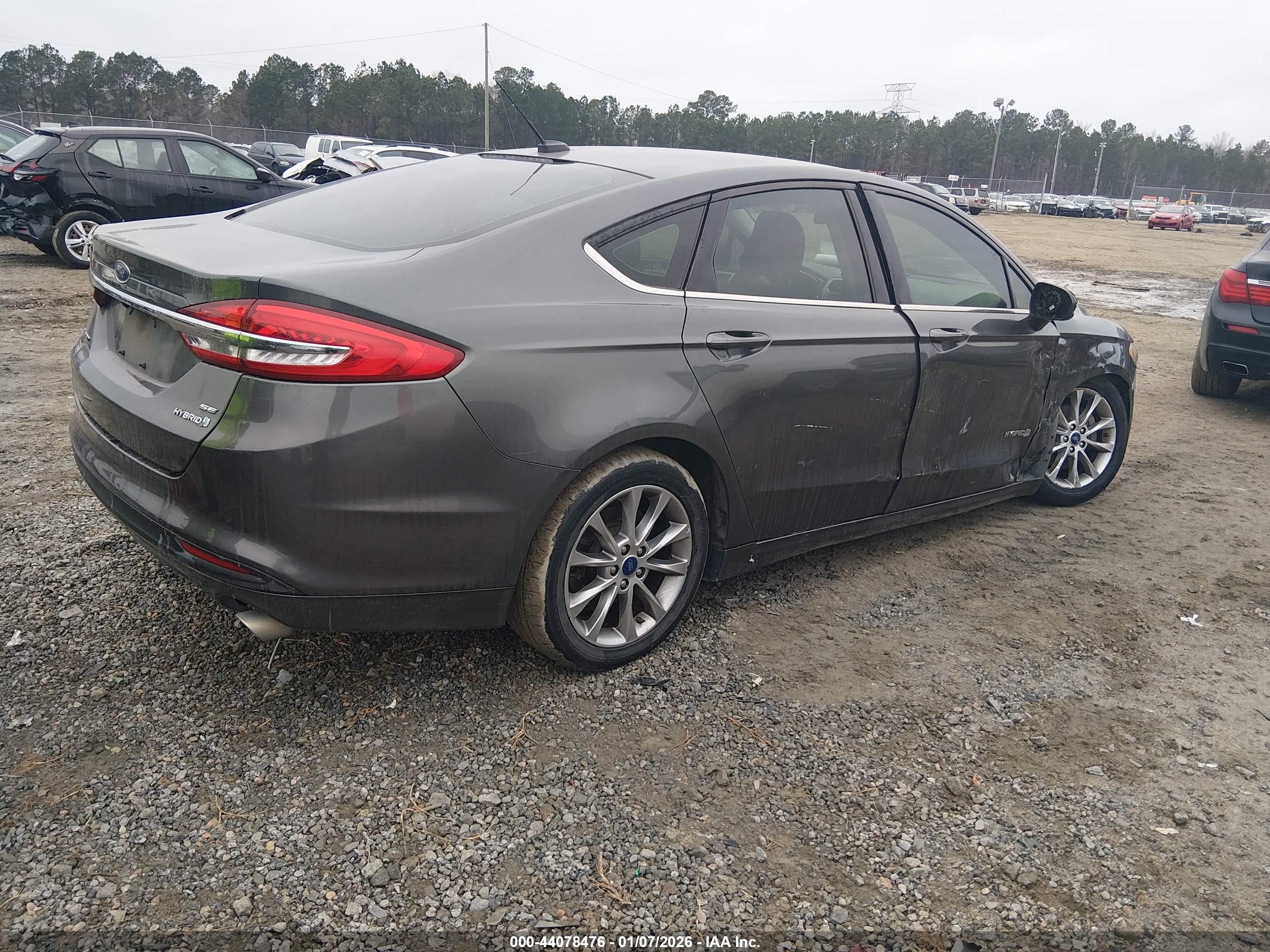 FORD FUSION image 4
