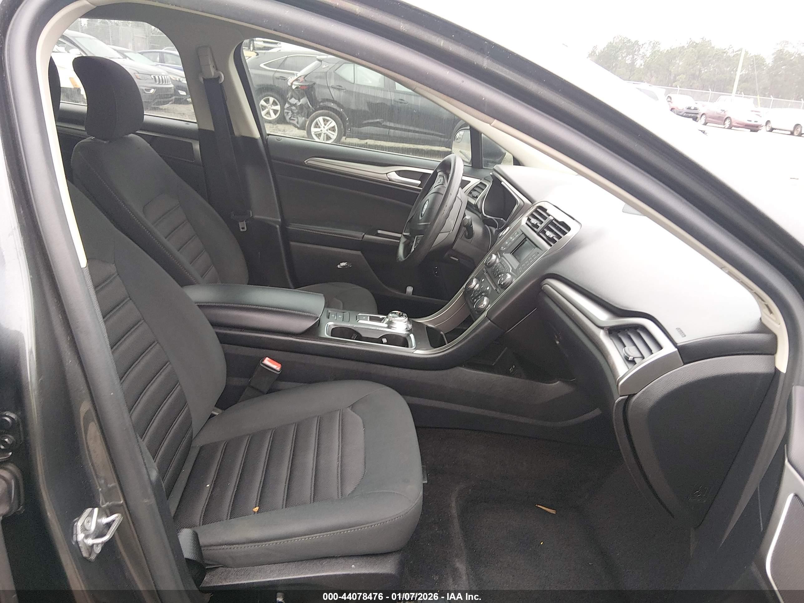 FORD FUSION image 5