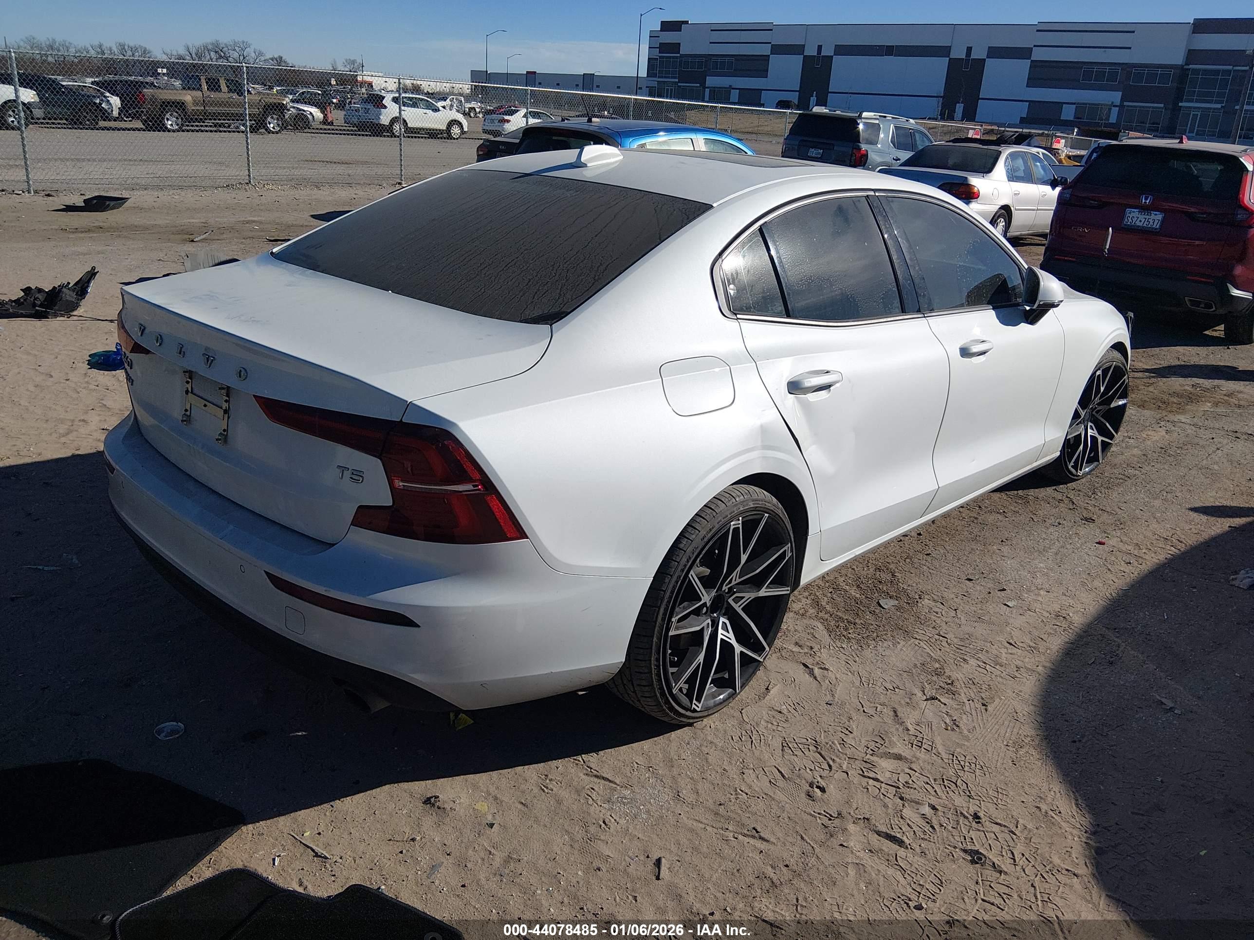 VOLVO S60 image 4