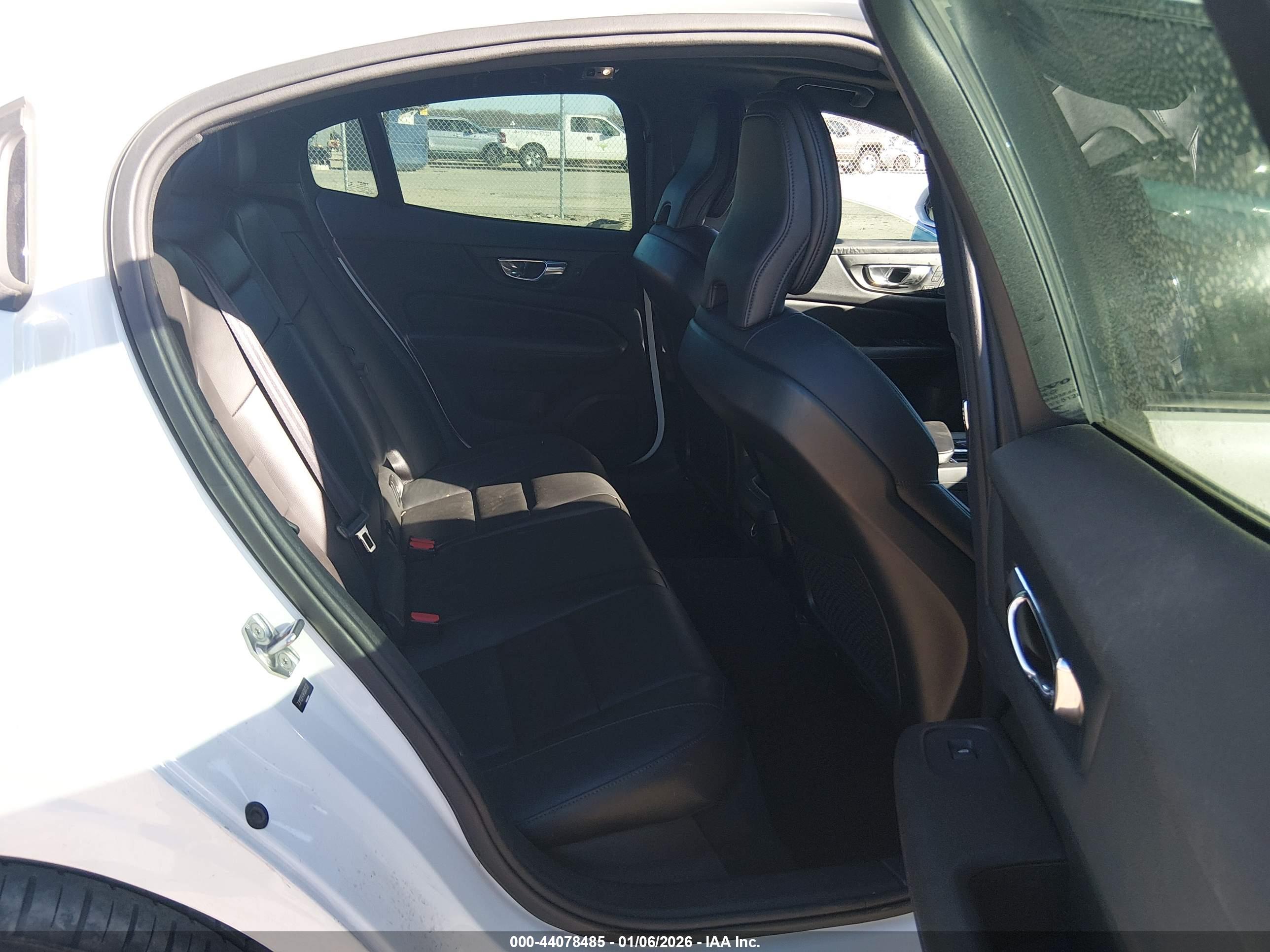 VOLVO S60 image 8