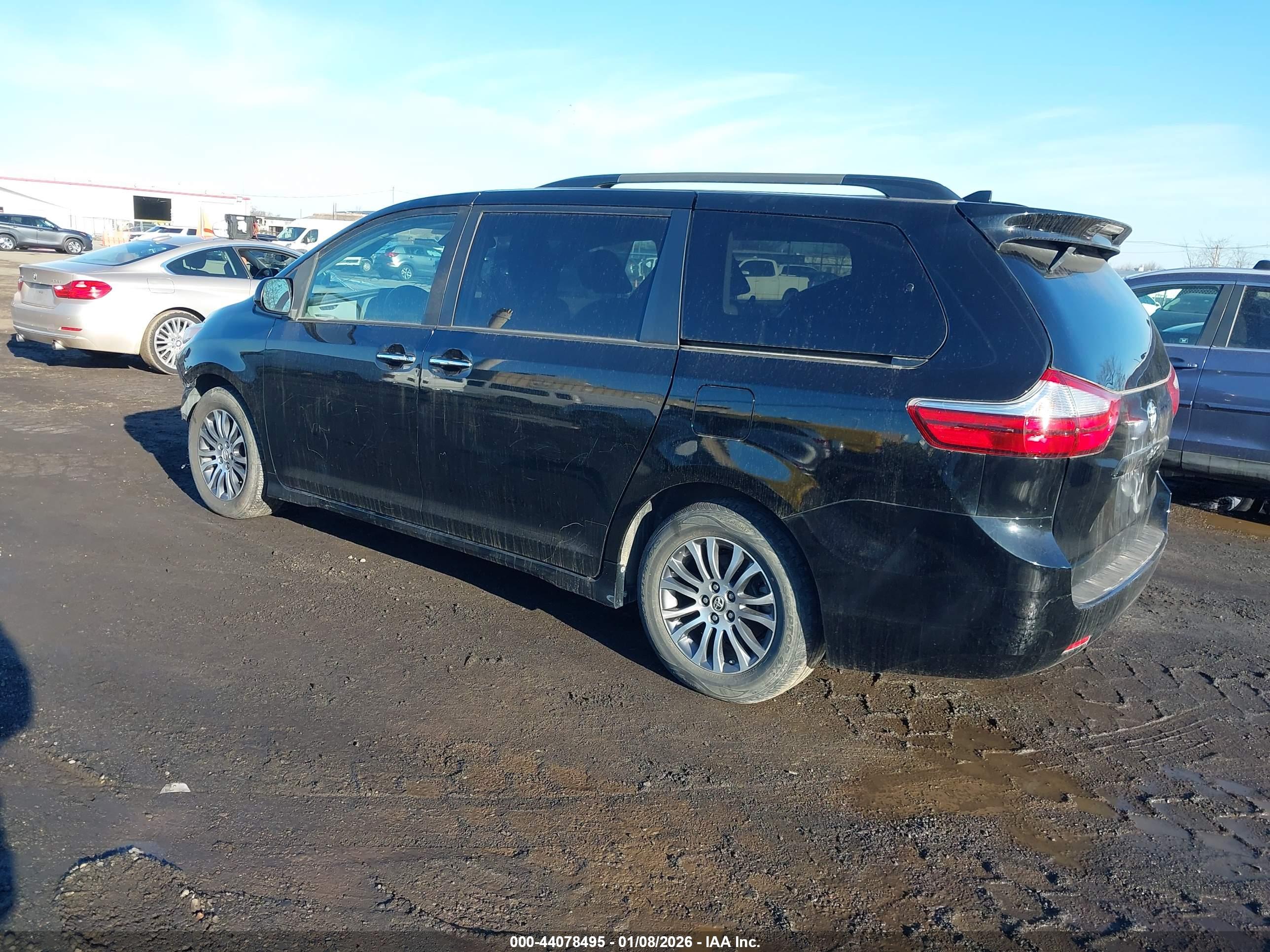 TOYOTA SIENNA image 3