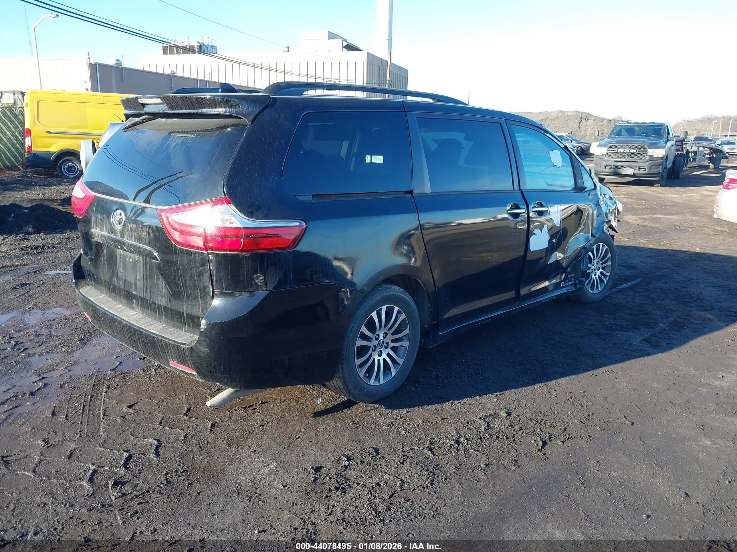 TOYOTA SIENNA image 4
